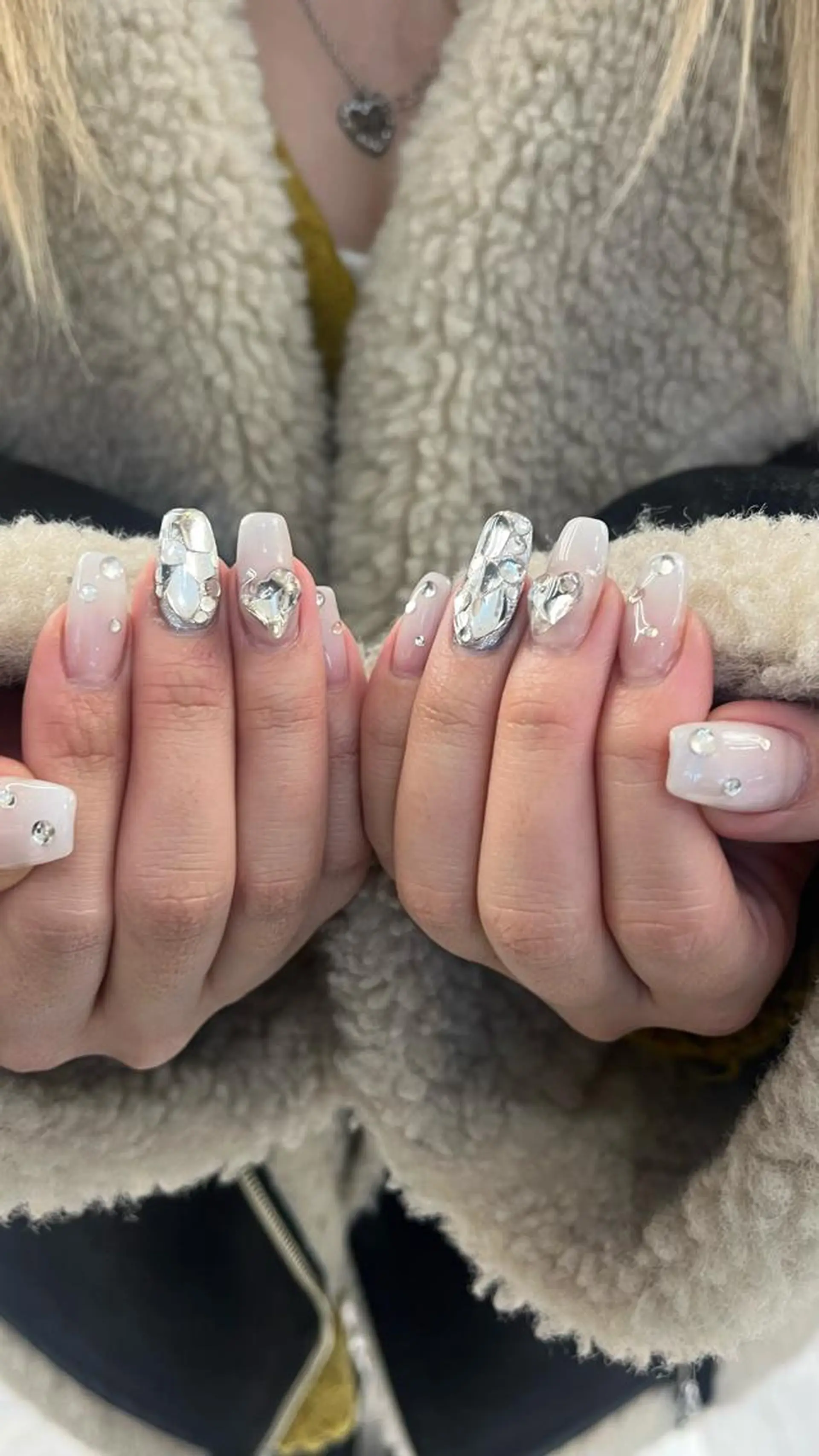 カラー ネイル マツエク・マツパ グラデーションカラー ガーリー グラデーション ストーンネイル ホワイト mai🤍縮毛酸性ス トレート/アイリストのヘアスタイル