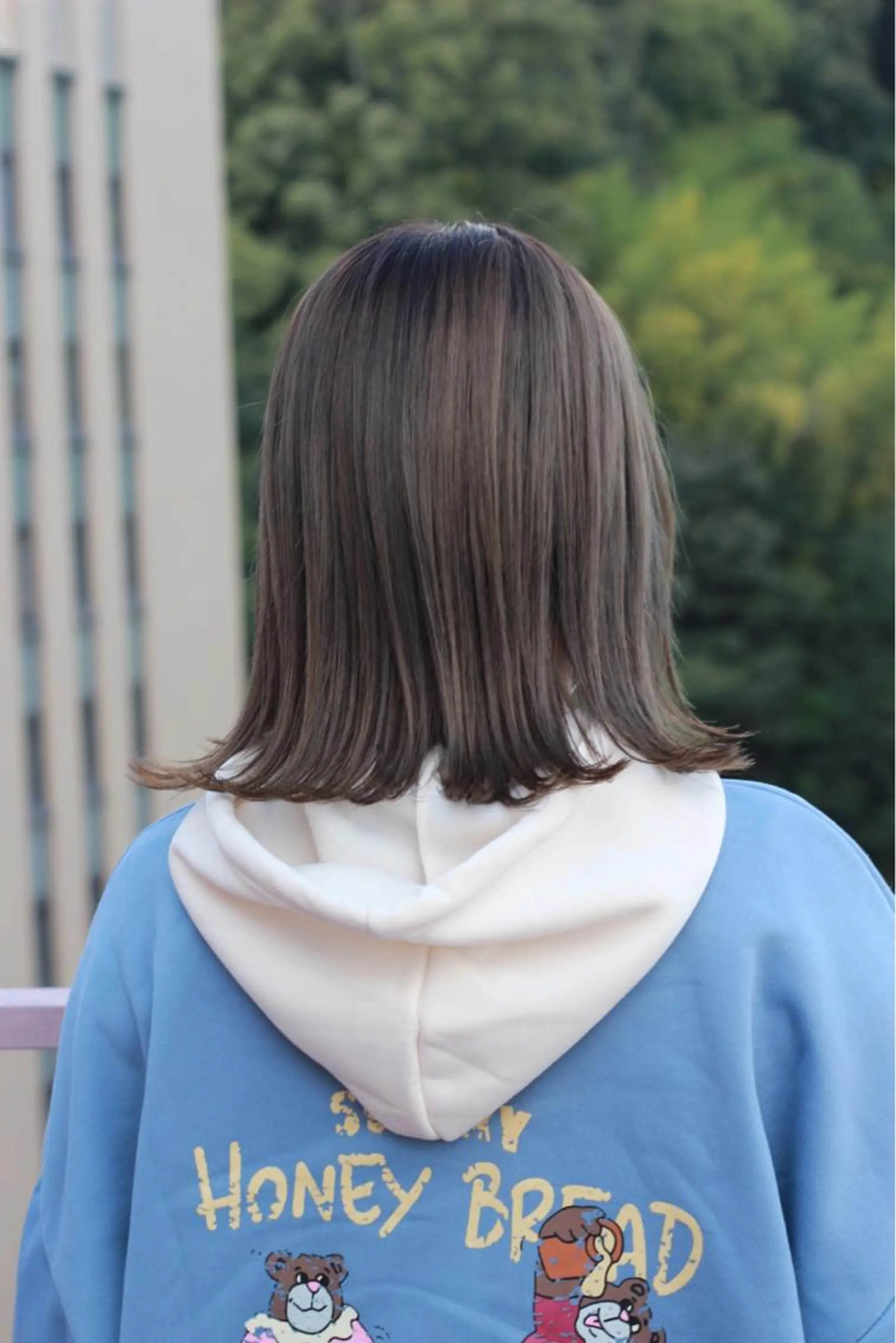 ミディアム カラー ブリーチ ダブルカラー グレージュ カーキグレージュ ブリーチなしカラー カット Viage （ビアージュ）のヘアスタイル