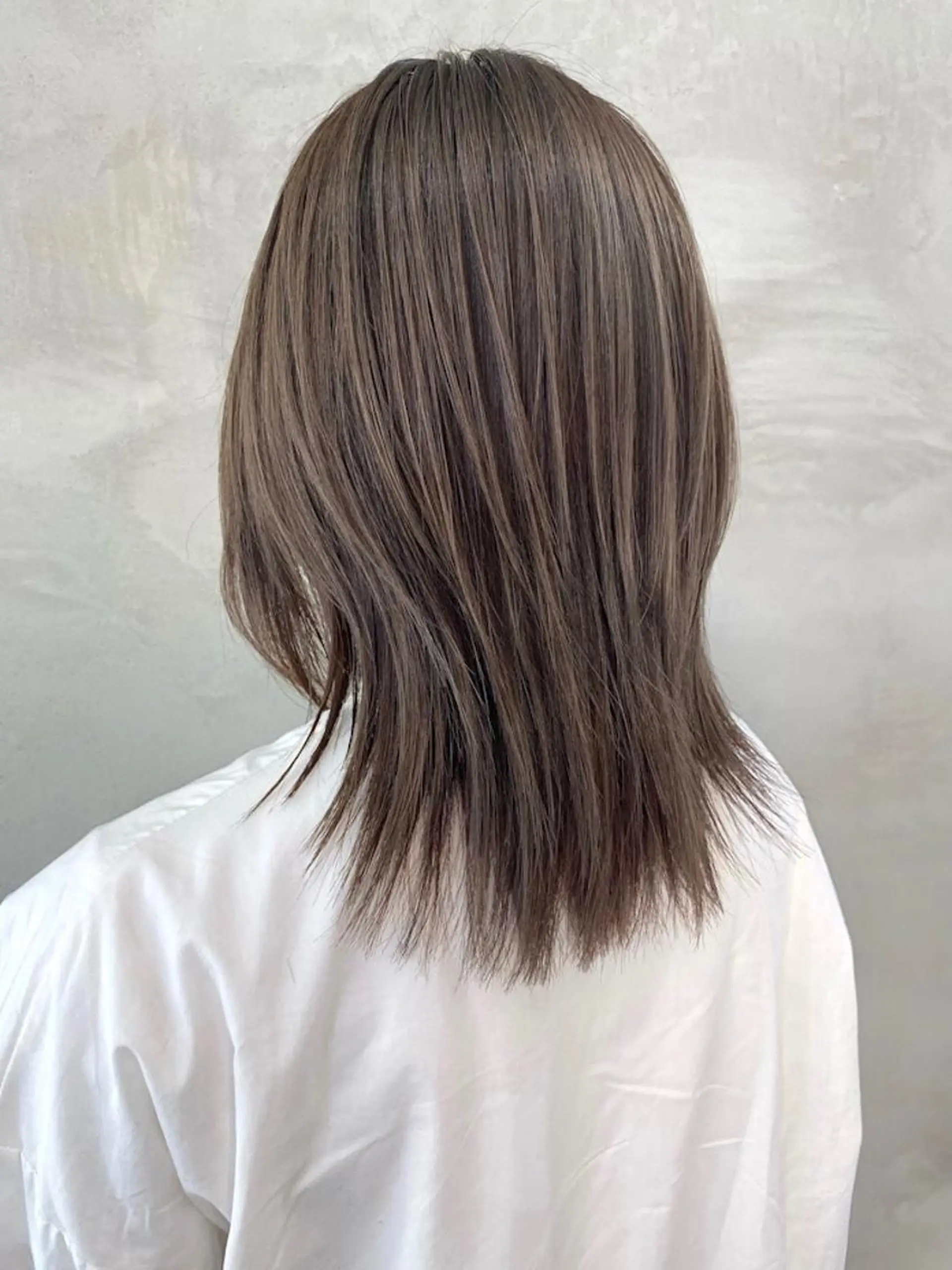 ミディアム カラー ブリーチ グレージュ ミルクティーグレージュ ブリーチなしカラー カット ヘアカラー トリートメント 🫧透明感カラー🫧 OIKAWAのヘアスタイル