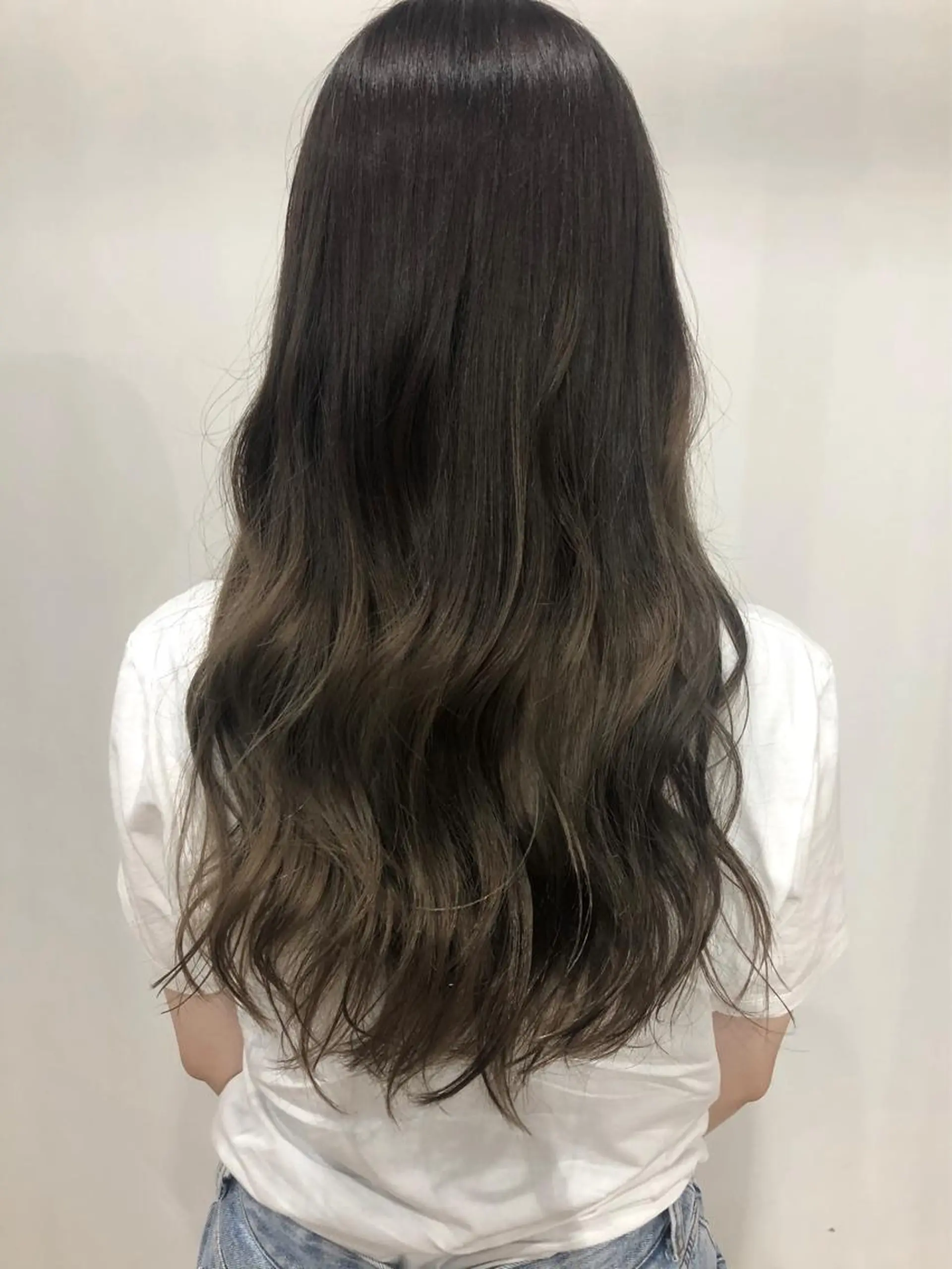 カラー white.梅田 デザインカラー🦄のヘアスタイル