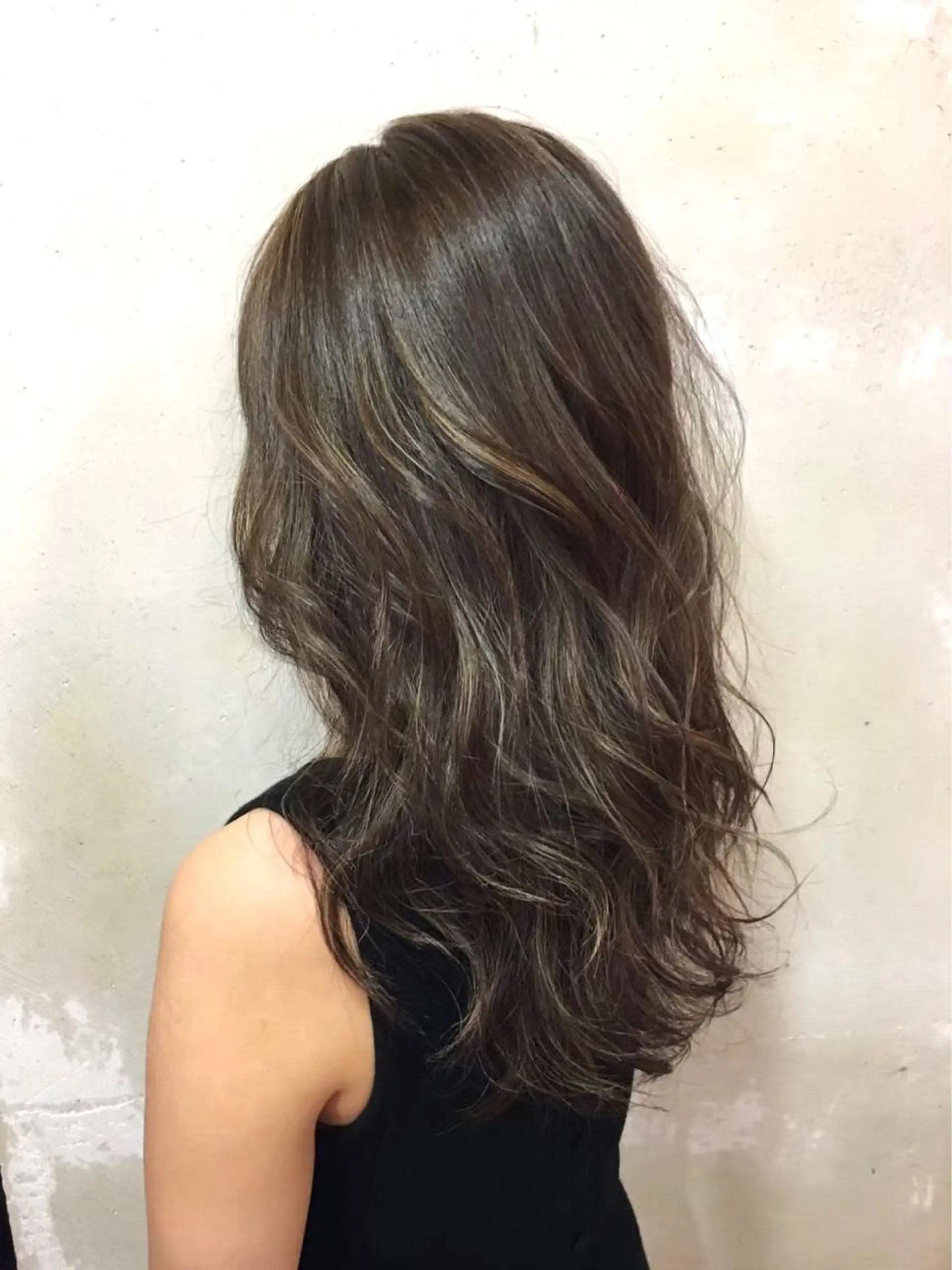 ロング カラー グレージュ ハイライトカラー カーキグレージュ ハイライト かきあげバング 森 早希絵のヘアスタイル