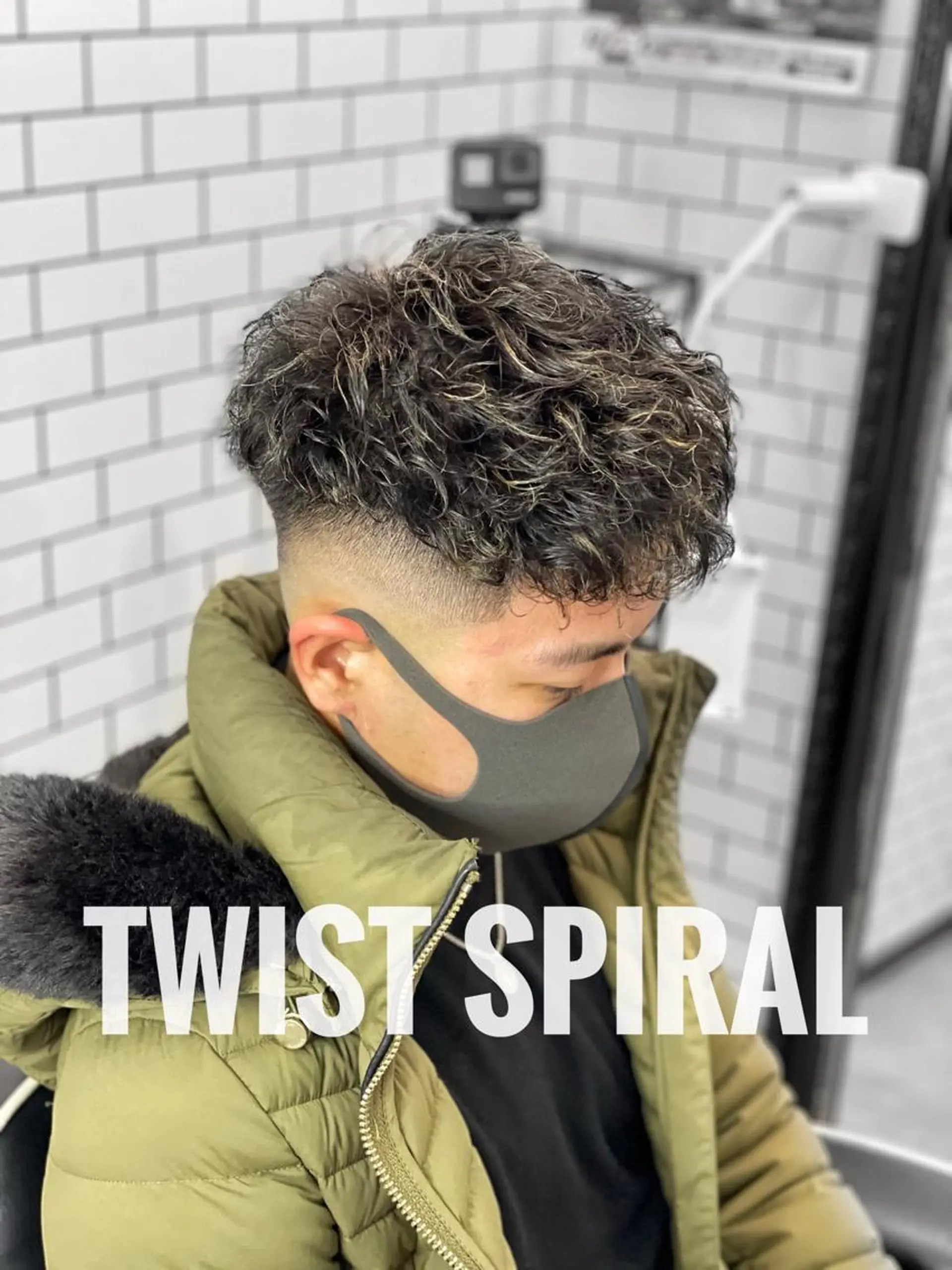 ミディアム パーマ メンズ ミディアムパーマ アップバング センターパート フェードカット メンズパーマ カット パーマ TOP by threenine所属・🔥メンズ特化🔥 谷口力哉のヘアスタイル