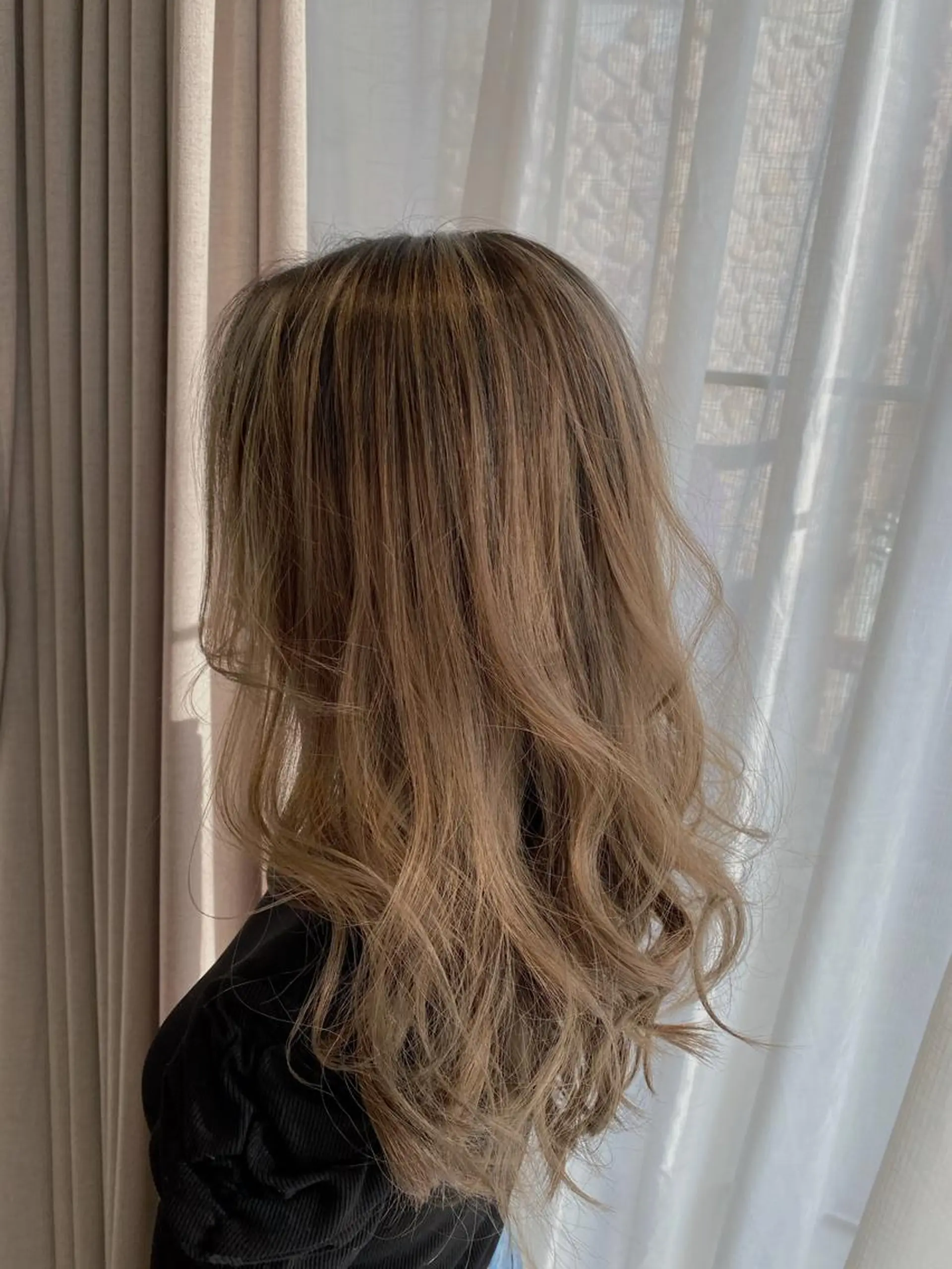 ミディアム カラー バレイヤージュ レイヤーカット sio.nail&eyebrow salon shimokitazawa2号店所属・nailist mana𖤐´-のネイルデザイン