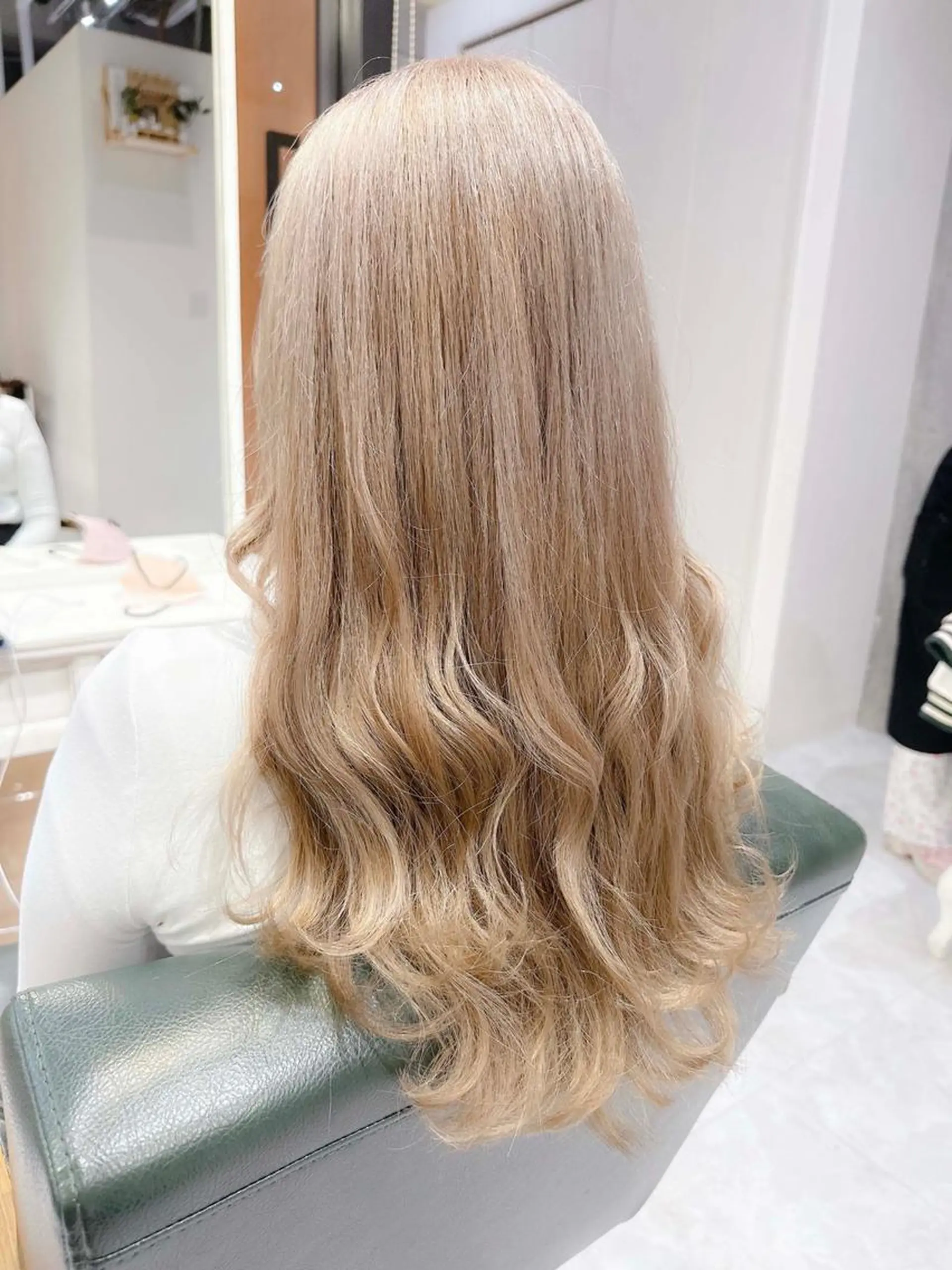 ロング ヘアアレンジ カラー ベージュカラー ハイトーンカラー ハイトーンベージュ ミルクティーベージュ Days 透明感カラーのヘアスタイル