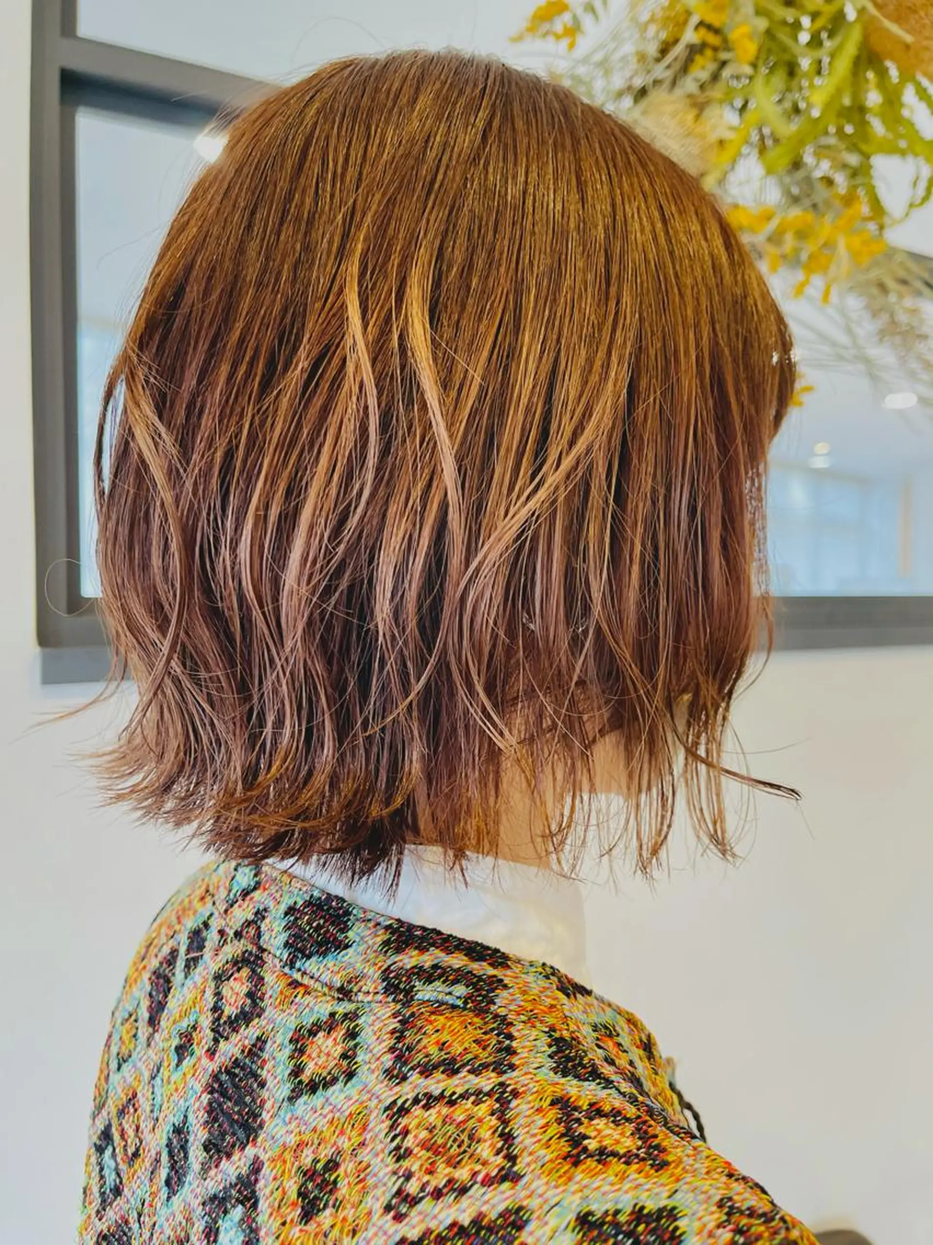 ショート 切りっぱなしボブ ボブ 外ハネヘア ヘアカラー トリートメント 由比藤理子 ブリーチカラー🌈のヘアスタイル
