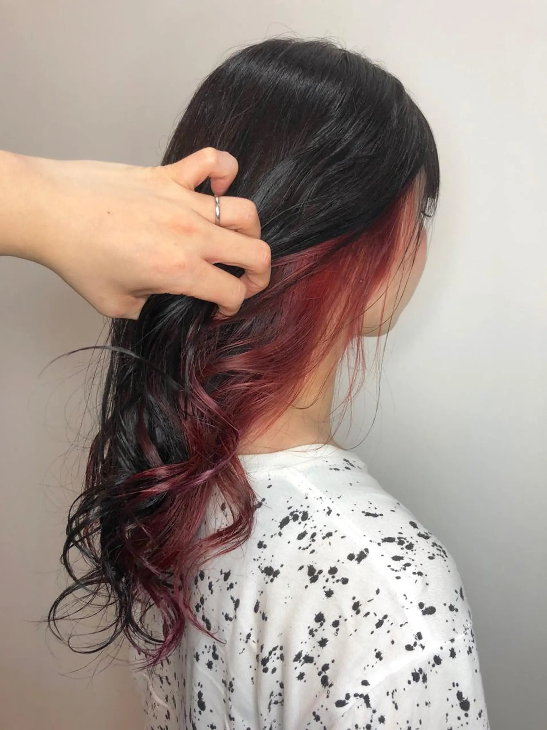 ミディアム カラー インナーカラー ピンクカラー レッドカラー カット ヘアカラー トリートメント SHAFT Ieiriのヘアスタイル