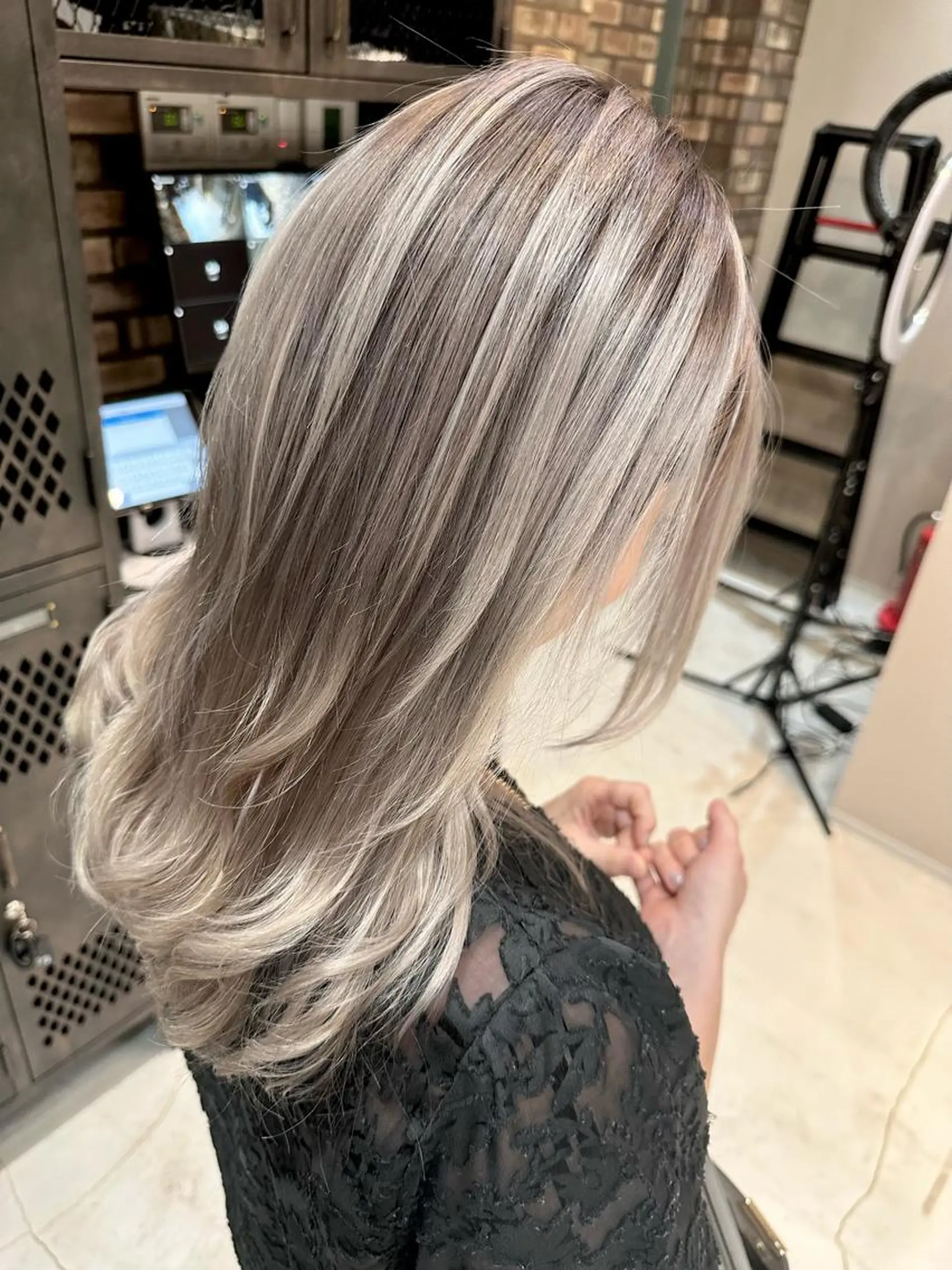 セミロング レイヤーカット ヘアカラー 🔷ブリーチバレイヤ ージュ🔷飯野達也のヘアスタイル