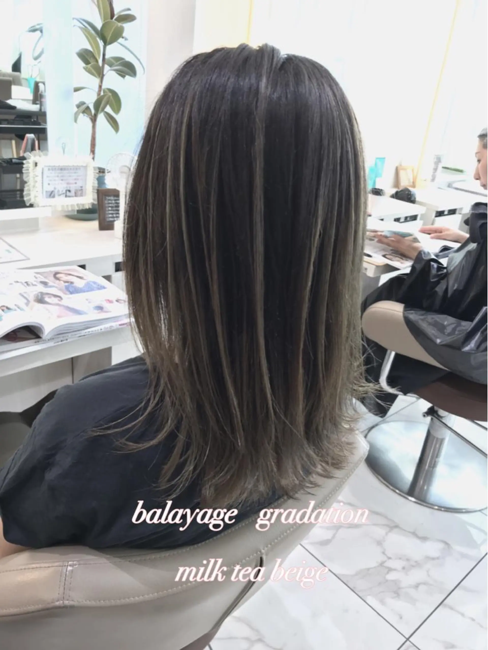 ミディアム カラー バレイヤージュ ベージュカラー ミルクティーベージュ レイヤーカット カット ヘアカラー 山崎俊輔/髪質改善 /バレイヤージュのヘアスタイル