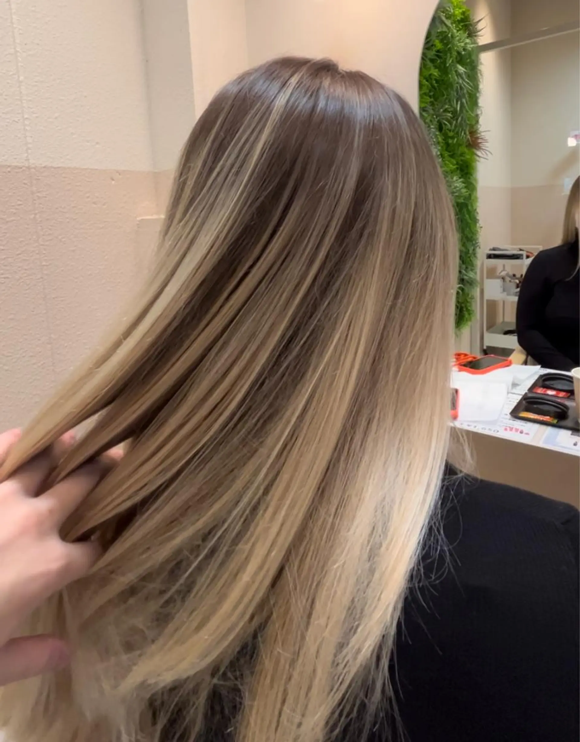 ロング ヘアカラー 茨木市駅徒歩5分 小林龍之介のヘアスタイル