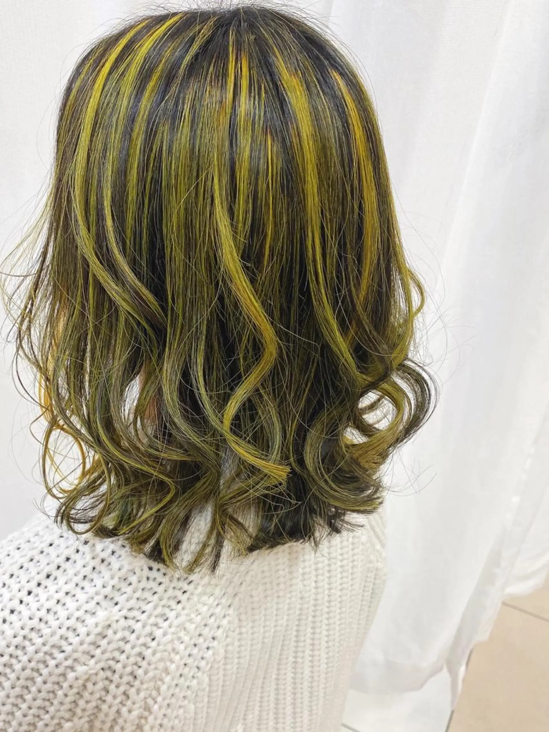 ミディアム カラー パーマ ヘアアレンジ ハイライトカラー イエローカラー ハイライト Spira藤崎宮所属・シールエクステ専門店 Spira藤崎宮のヘアスタイル