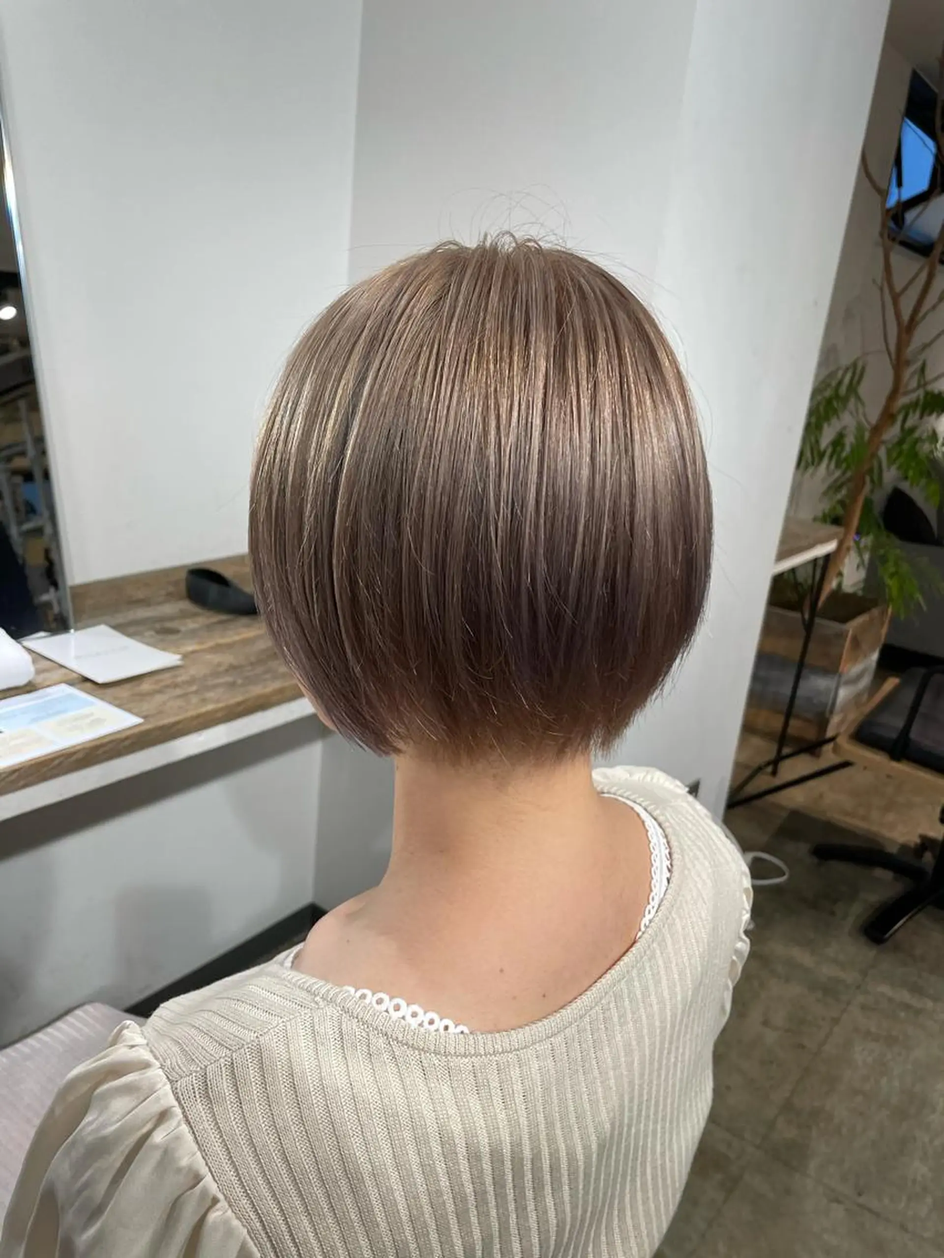 ショート カラー ショートボブ ベージュカラー ミルクティーベージュ ボブ ショートヘア ハイトーン/レイヤー /ケアブリーチ石川治のヘアスタイル
