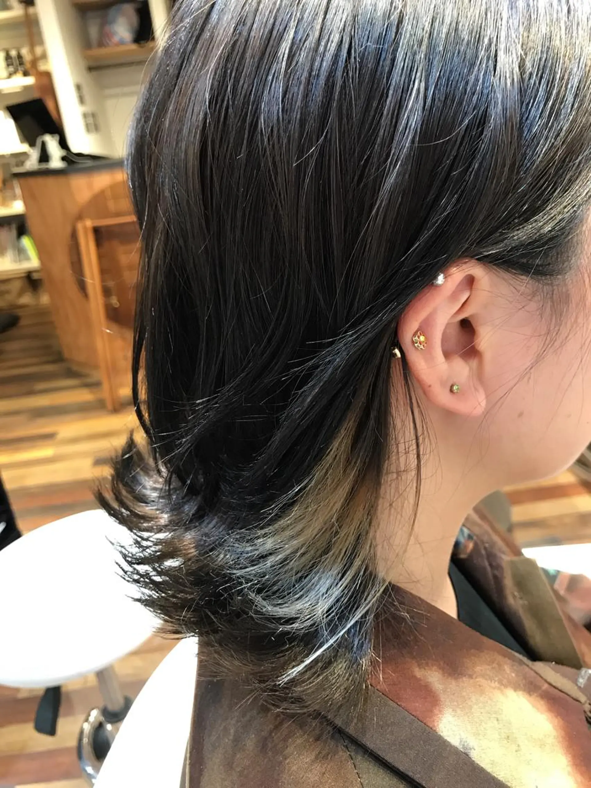 ショート カラー アッシュ ブロンド ダークアッシュ ハイトーンカラー インナーカラー ヒロミ/アレンジ/ アンニュイ/透け感のヘアスタイル