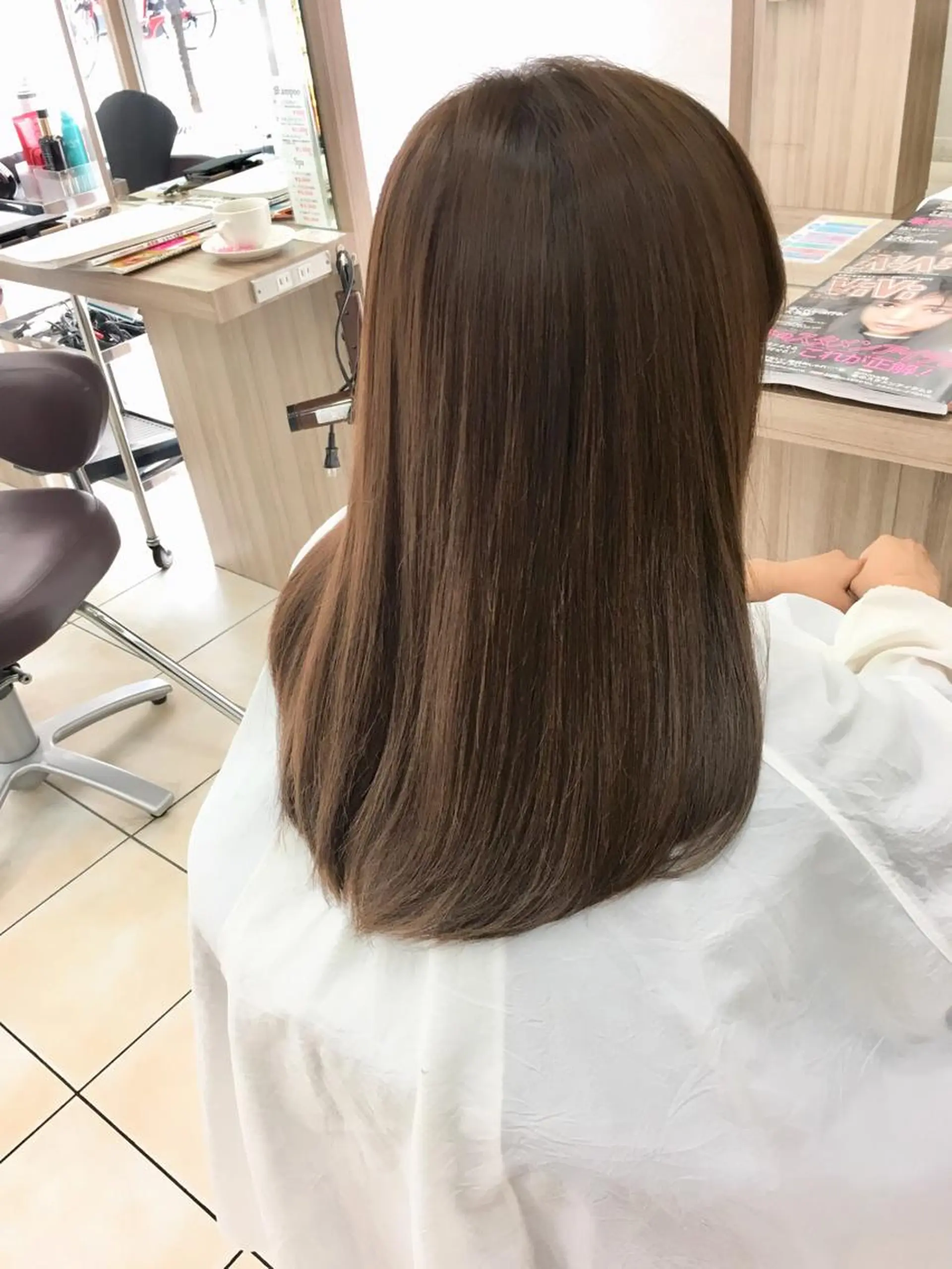 セミロング カラー アッシュ ベージュカラー ブリーチ ブリーチなしカラー ヘアカラー トリートメント 小島 仁美のヘアスタイル