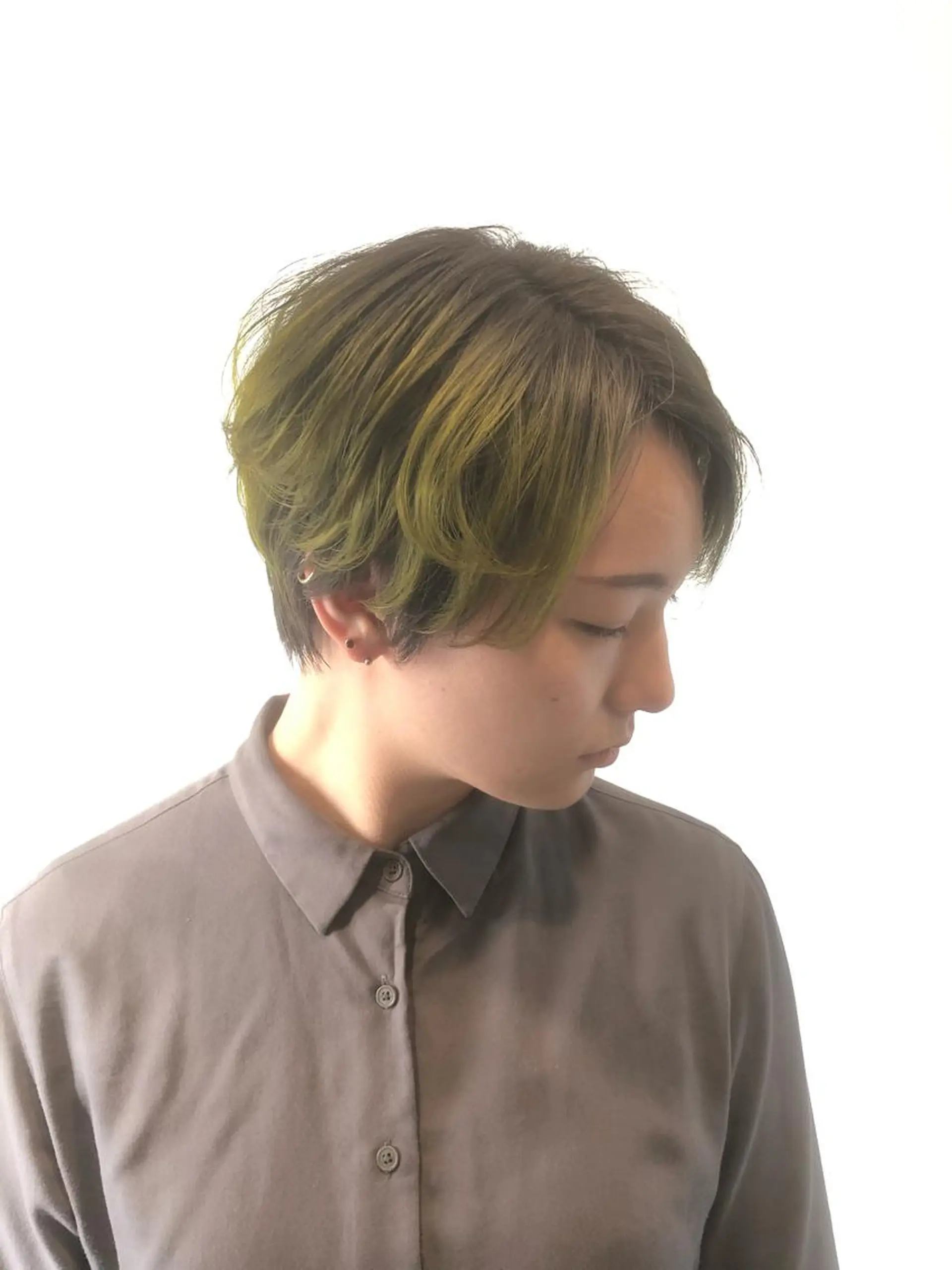 ショート カラー アッシュ アッシュグレー ブリーチ デザインカラー イエローカラー ワタナベ テルマサのヘアスタイル