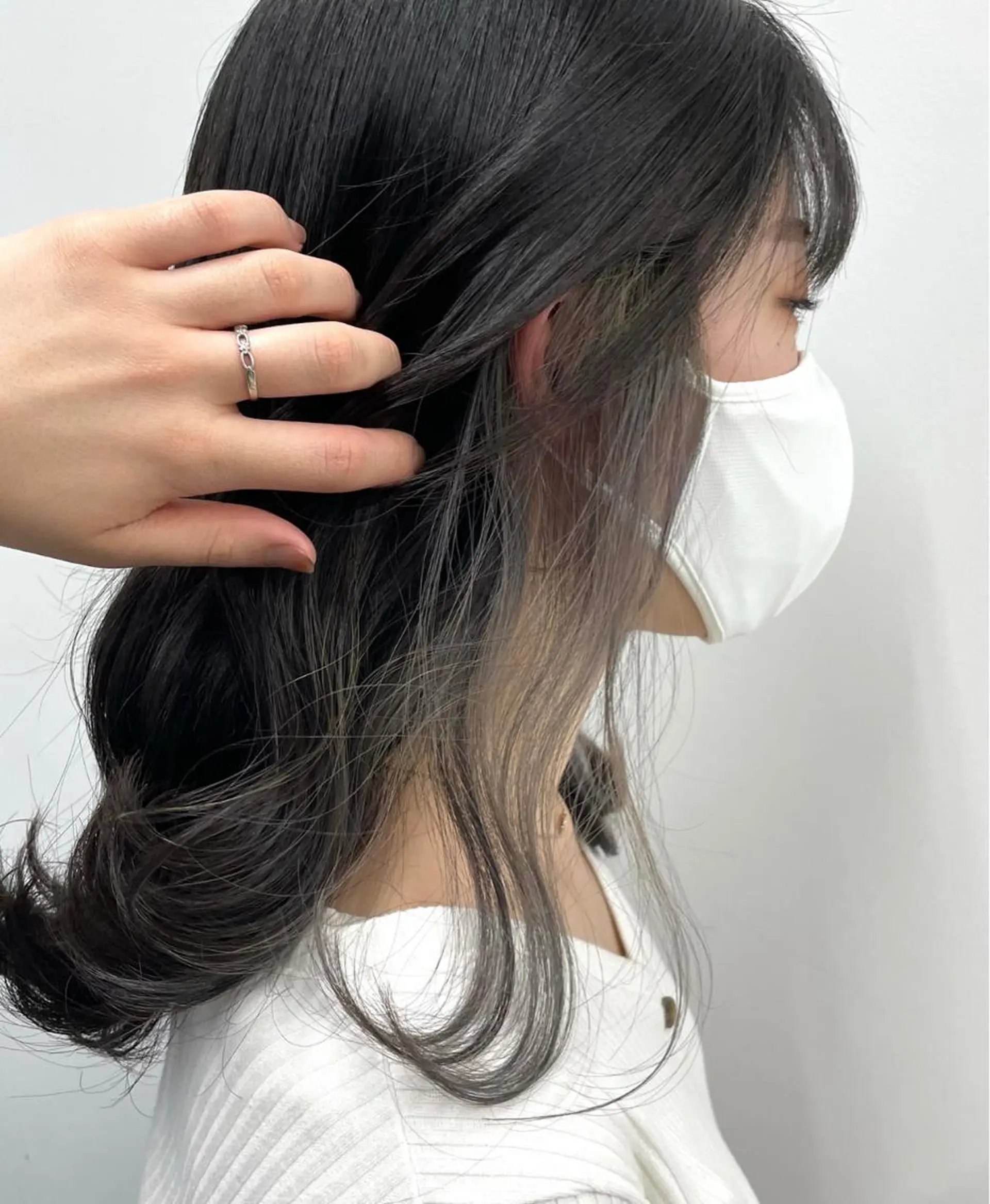 ミディアム カラー イヤリングカラー シルバー ヘアカラー トリートメント 🦄インナーカラー 🦄貫井彩花のヘアスタイル