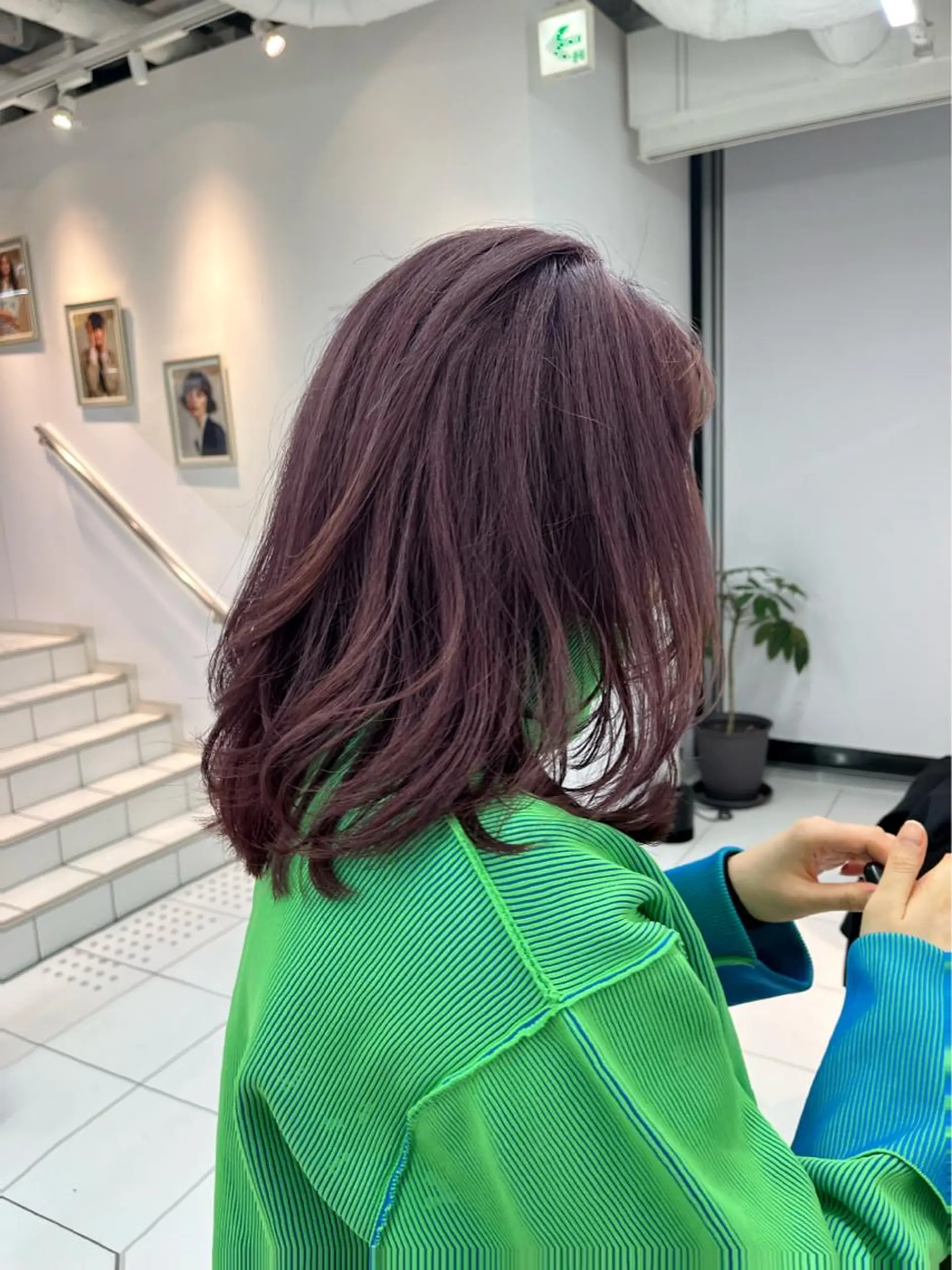 ミディアム カラー ウルフ/レイヤー Miinaのヘアスタイル