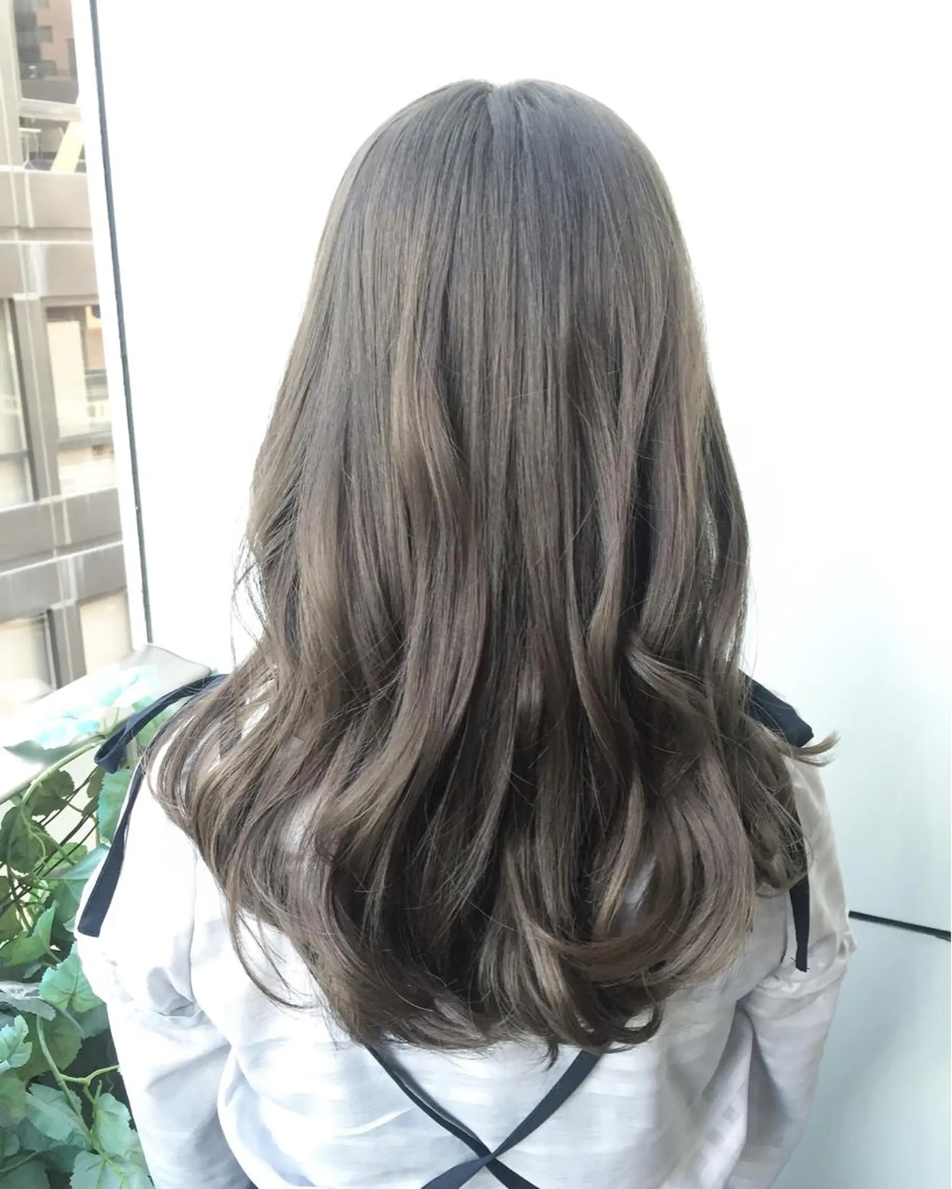 セミロング カラー ブリーチ グレージュ シルバー シルバーグレージュ 露木 啓介のヘアスタイル