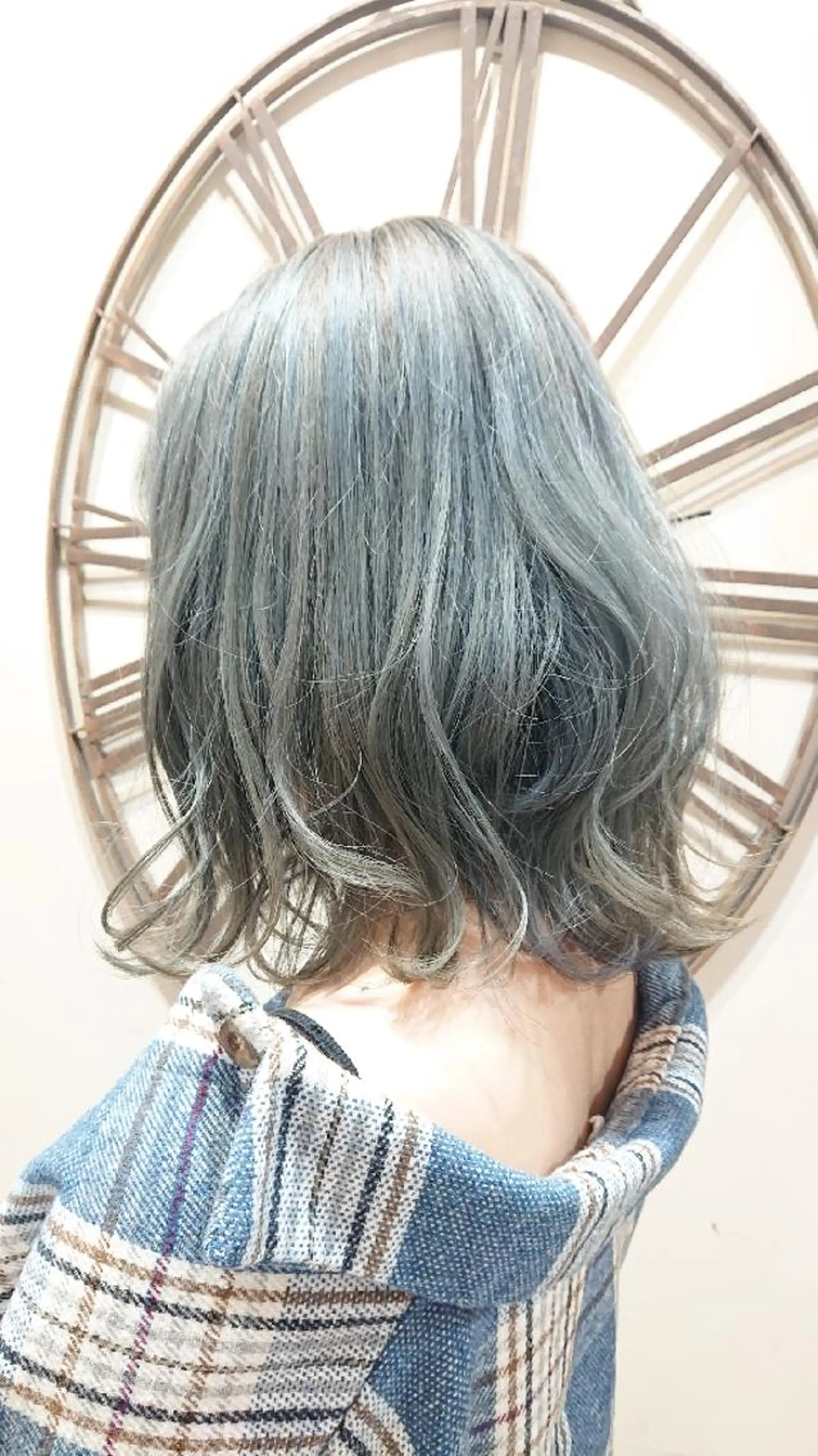 ミディアム カラー シルバー 艶カラー/インナー /グラデ/大西小百合のヘアスタイル