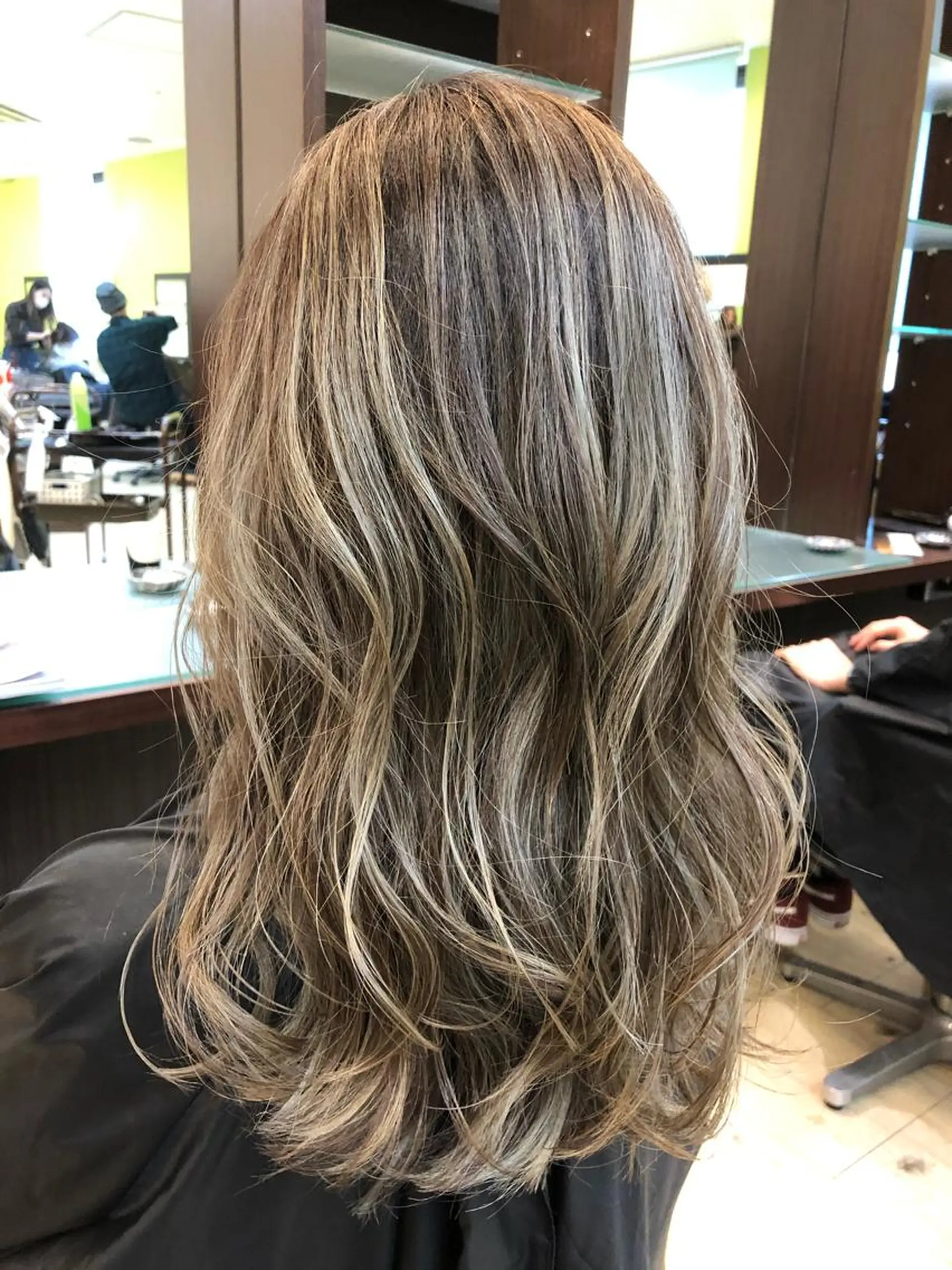 セミロング ボブ 外国人風カラー ハイライト レイヤーカット ヘアカラー yasu ヤスのヘアスタイル