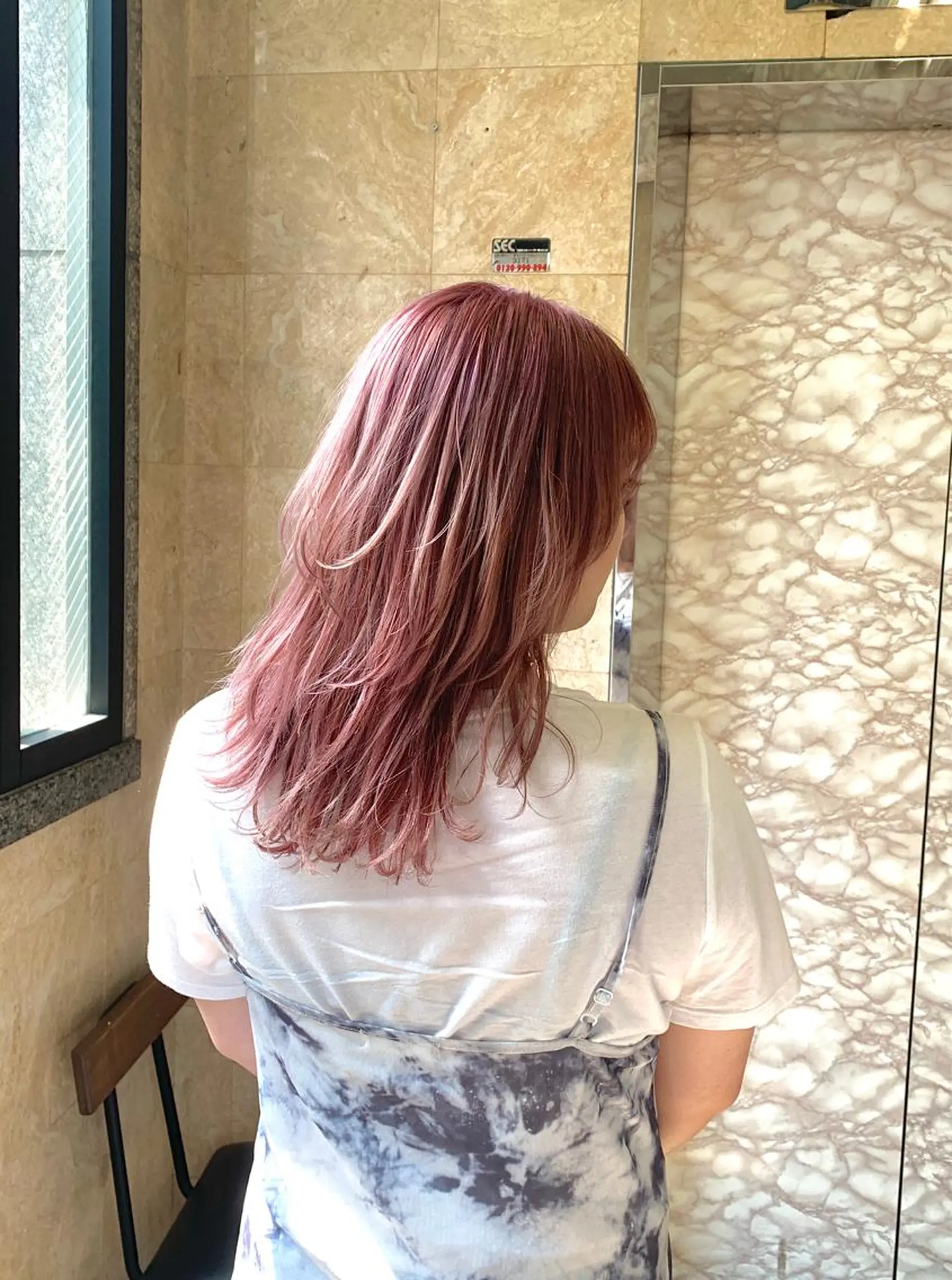 ミディアム カラー ヘアアレンジ マツエク・マツパ ピンクカラー カラーマツエク 🌟小顔レイヤー× 赤み消し透明感カラーのヘアスタイル
