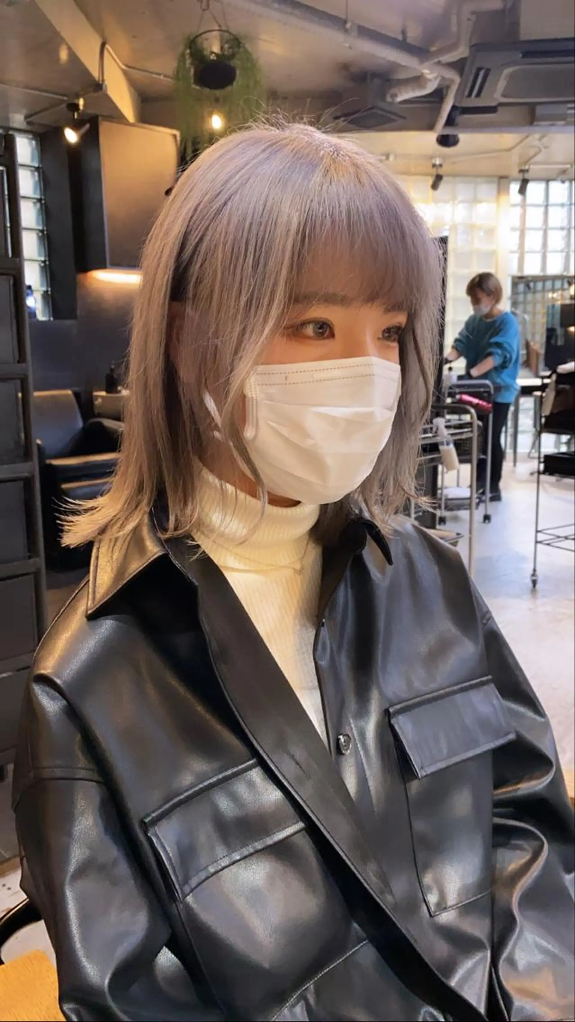 ミディアム カラー シルバー ホワイトシルバー 籠倉 蓮のヘアスタイル