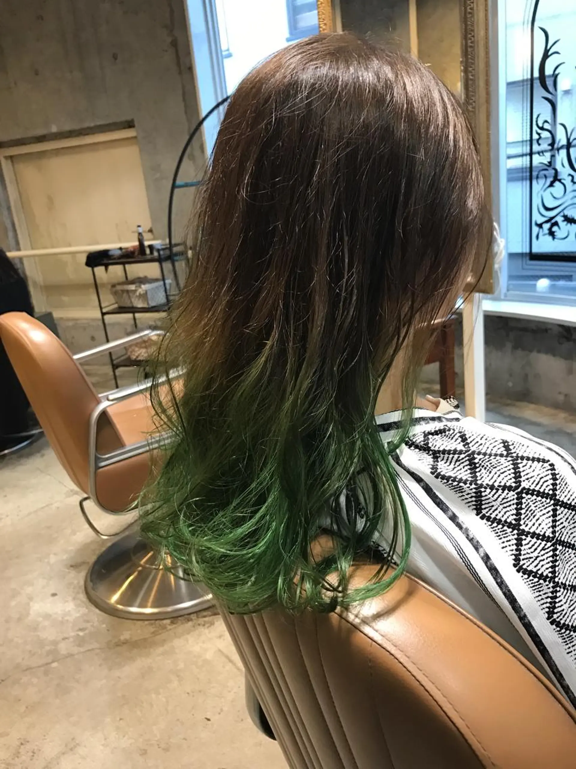 セミロング カラー パーマ ヘアアレンジ メンズ キッズ ネイル マツエク・マツパ グラデーションカラー グラデーション グリーン サロンドミルク 原宿のヘアスタイル