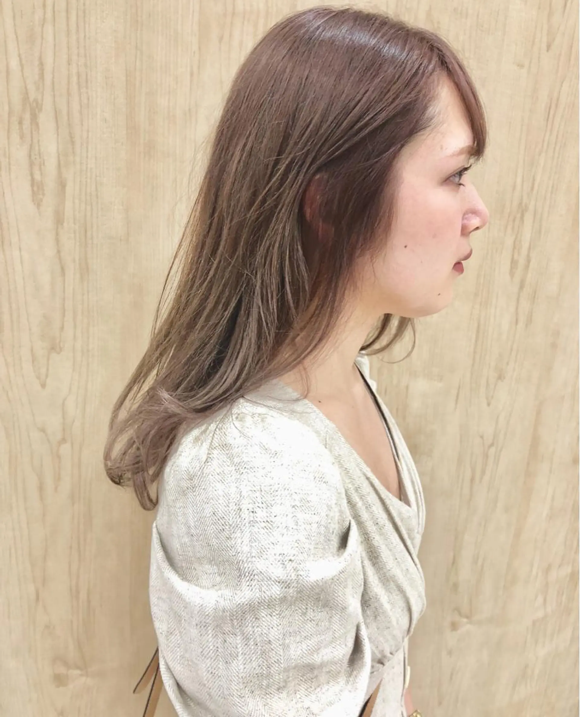 ミディアム カラー ベージュカラー ブリーチ ミルクティーベージュ カット ヘアカラー パーマ 岩田 萌那のヘアスタイル