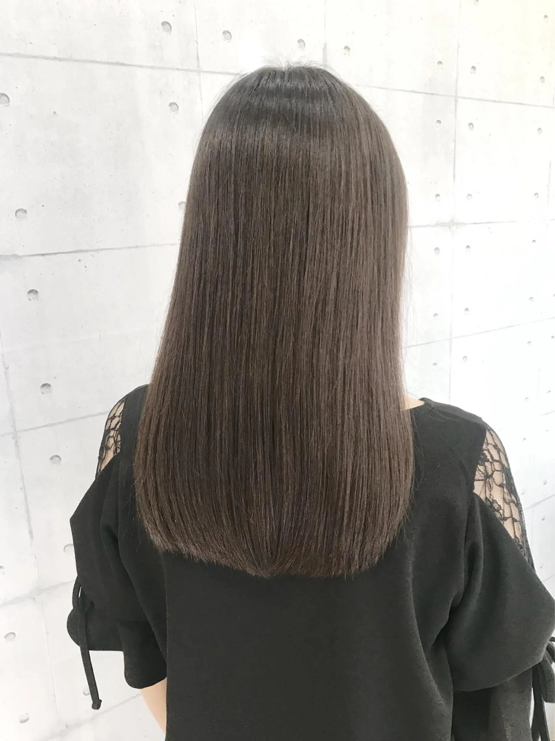 セミロング カラー アッシュ アッシュグレー アッシュグレージュ ブリーチ 透明感カラー ヘアカラー トリートメント 高木 麻知子のヘアスタイル