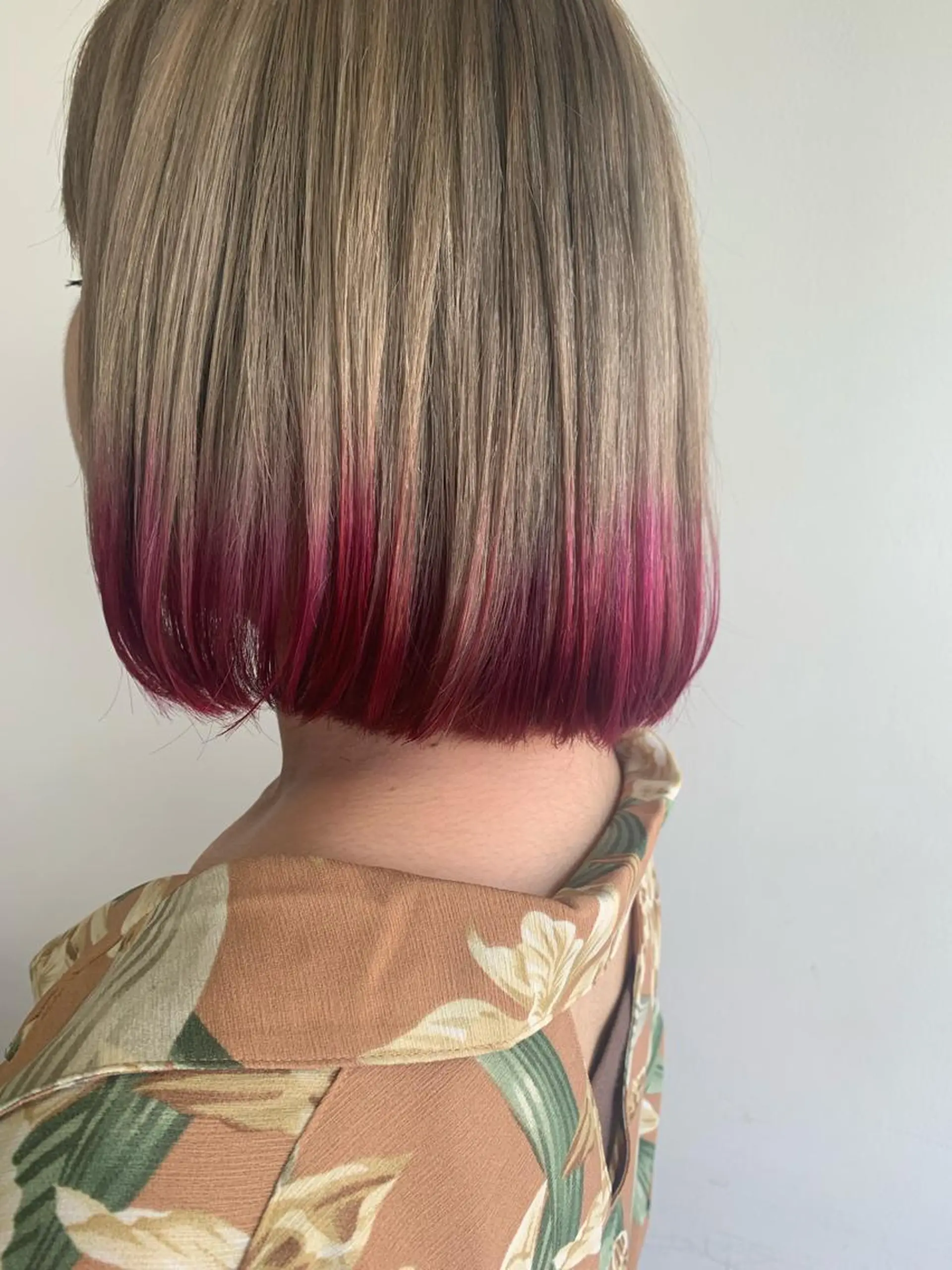カラー 💜ショート💜 ウルフ、ボブ二色亜美のヘアスタイル