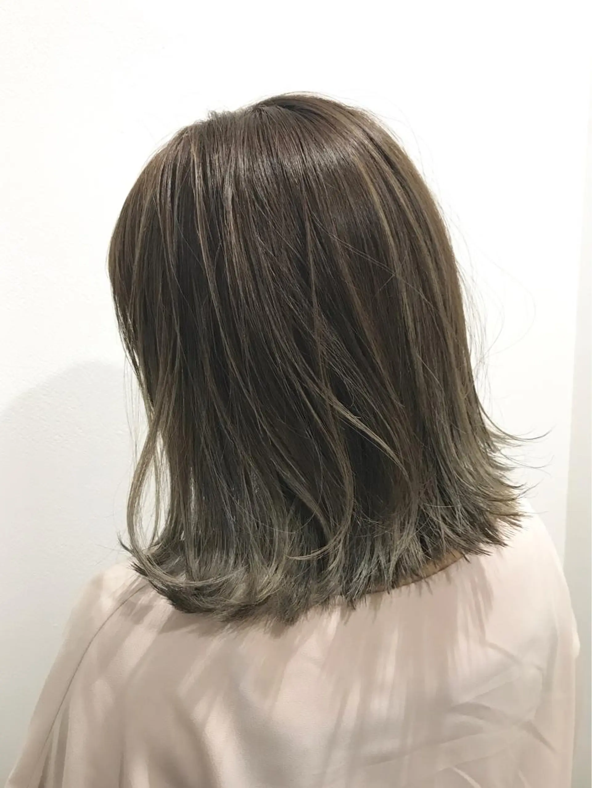 ショート カラー パーマ ヘアアレンジ ネイル マツエク・マツパ グレージュ ハイライトカラー ハイライト 井坂 弘人のヘアスタイル