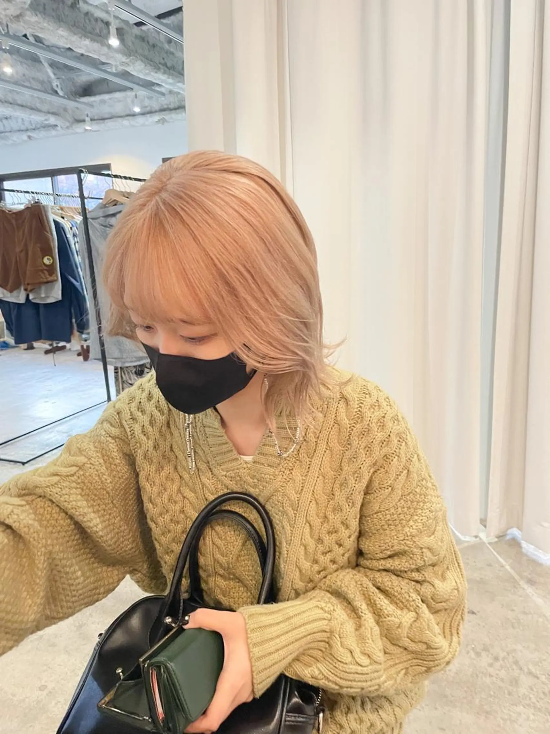 ミディアム カラー ベージュカラー ブロンド ブロンドベージュ ミルクティーベージュ ウルフカット ヘアカラー Takuma Suzuki中目黒のヘアスタイル