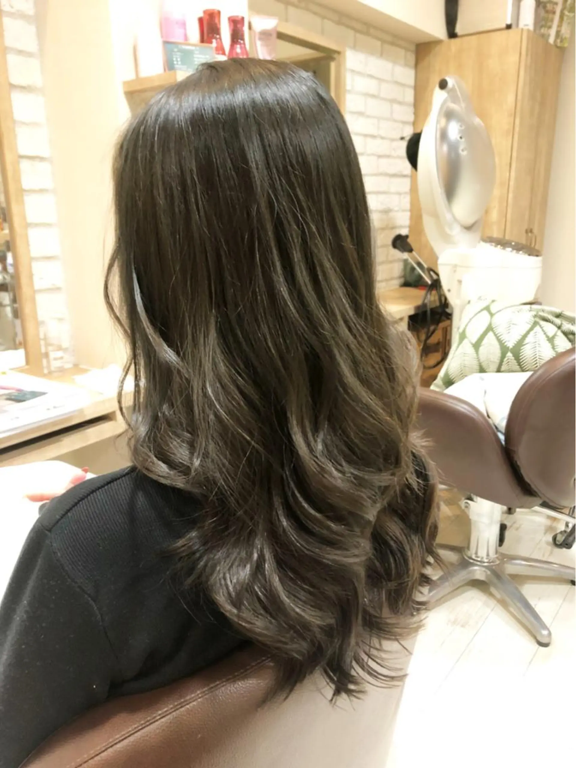 ロング カラー ブリーチ ダークグレー ブリーチなしカラー オリーブグレー シルバー 清水 有実子のヘアスタイル