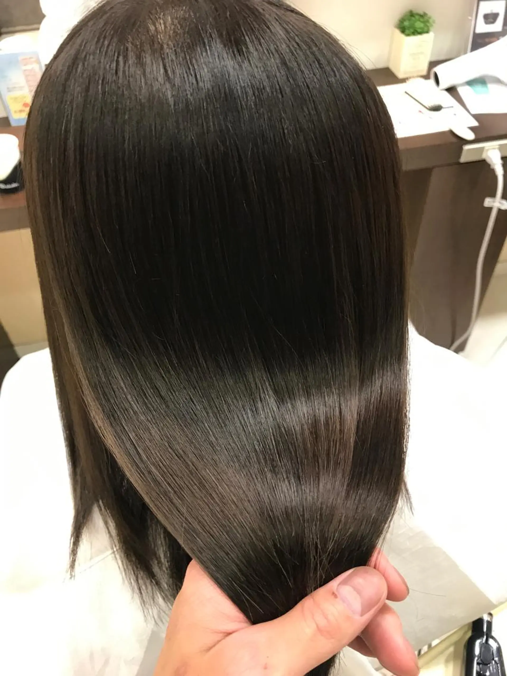 ミディアム 縮毛矯正/髪質改善 継続する美髪のヘアスタイル