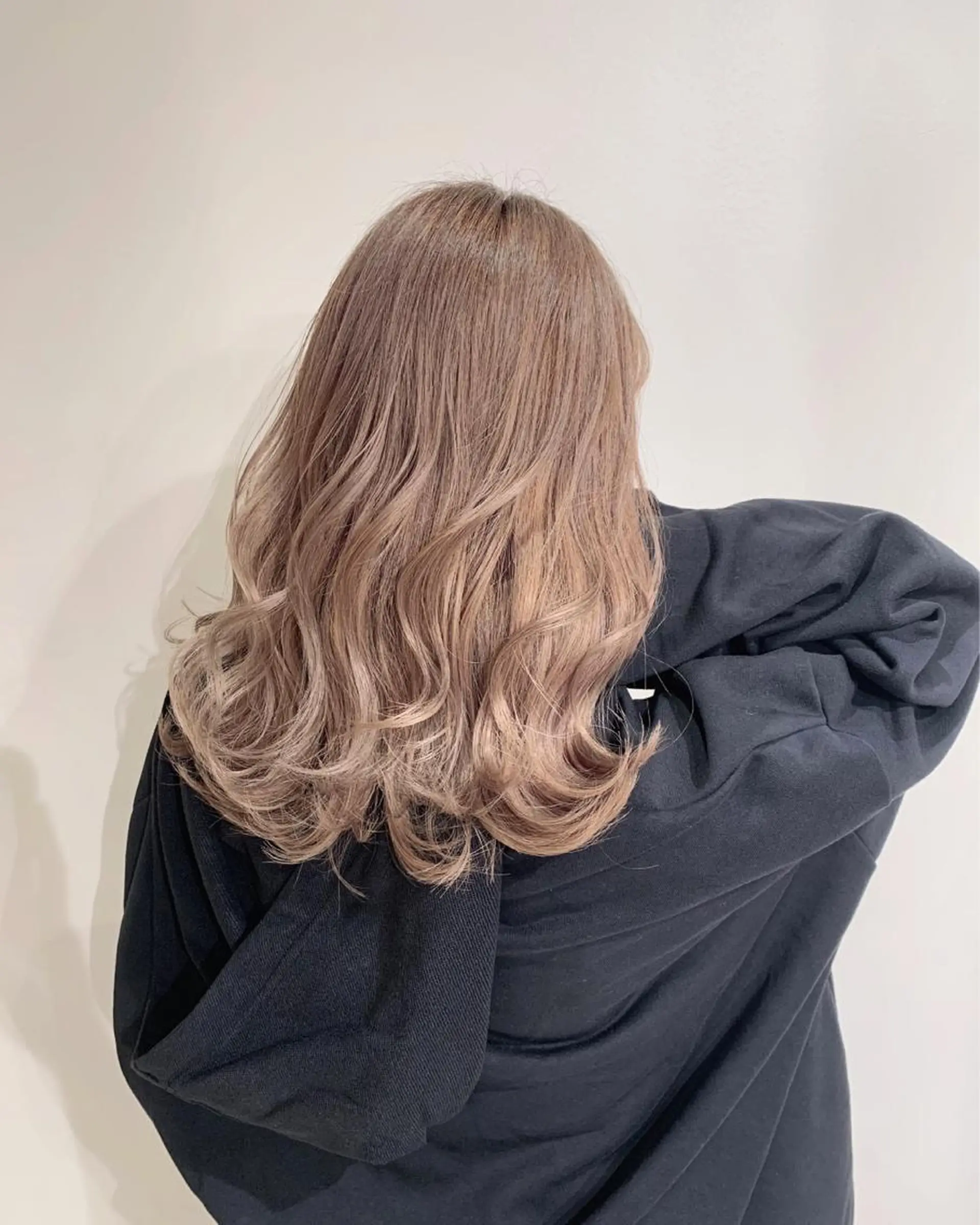 セミロング カラー ヘアセット ムラ修正.ホワイト エクステ🤍アミルのヘアスタイル