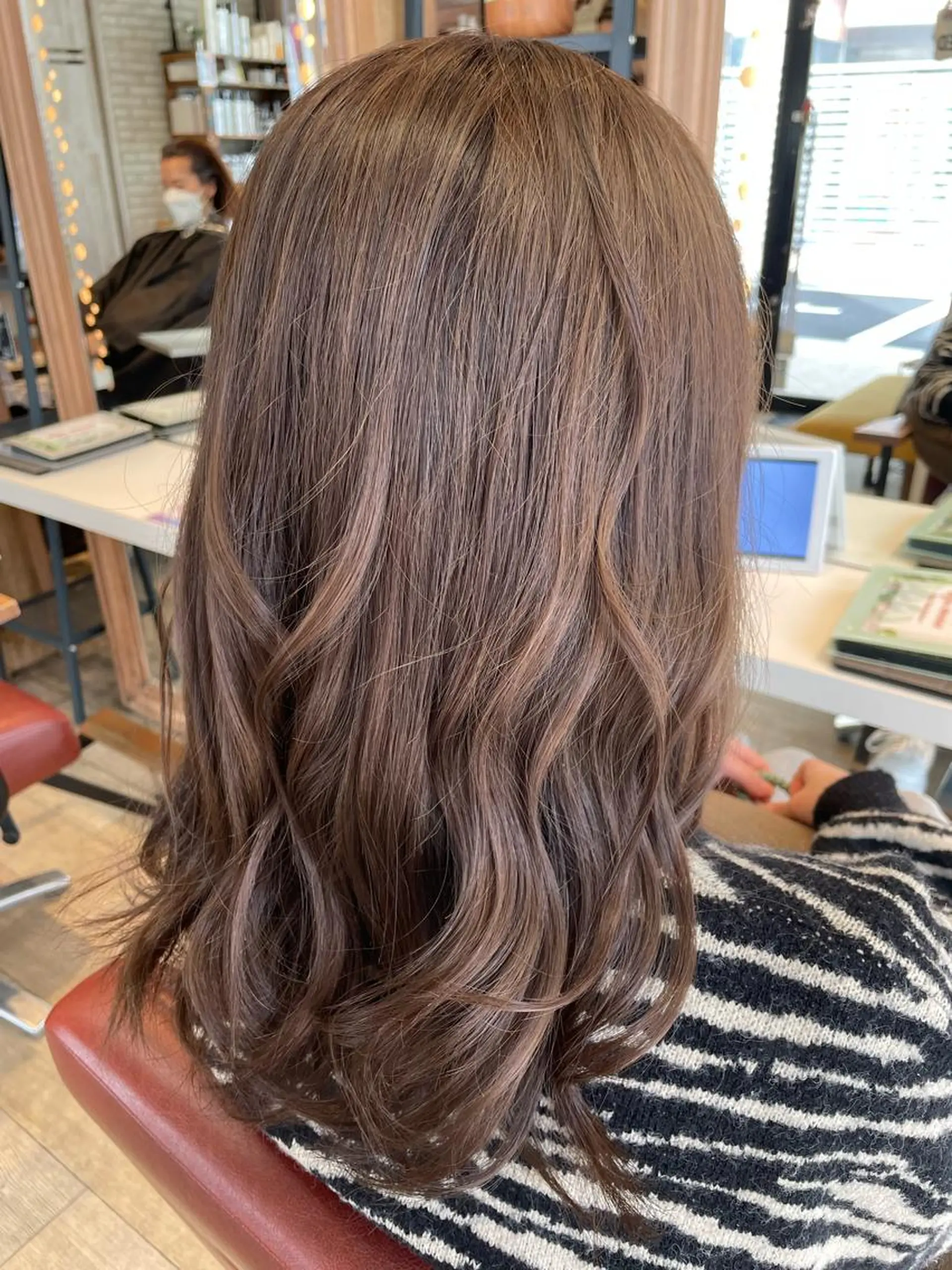 ロング カラー ブリーチ グレージュ シルバー シルバーグレージュ ✨横須賀髪質改善✨️ 加藤 百音のヘアスタイル