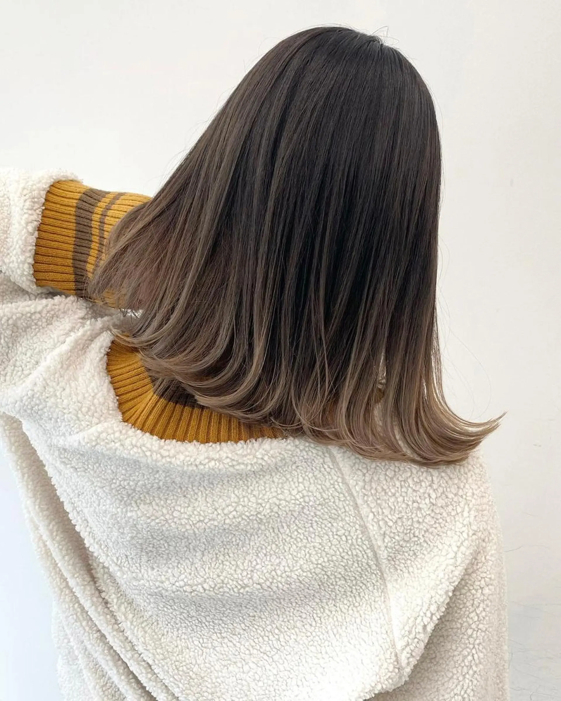 カラー セミロング ワンレンボブ アディクシーカラー アッシュ ベージュカラー ブリーチ 公式 Ease by amble luxeのヘアスタイル