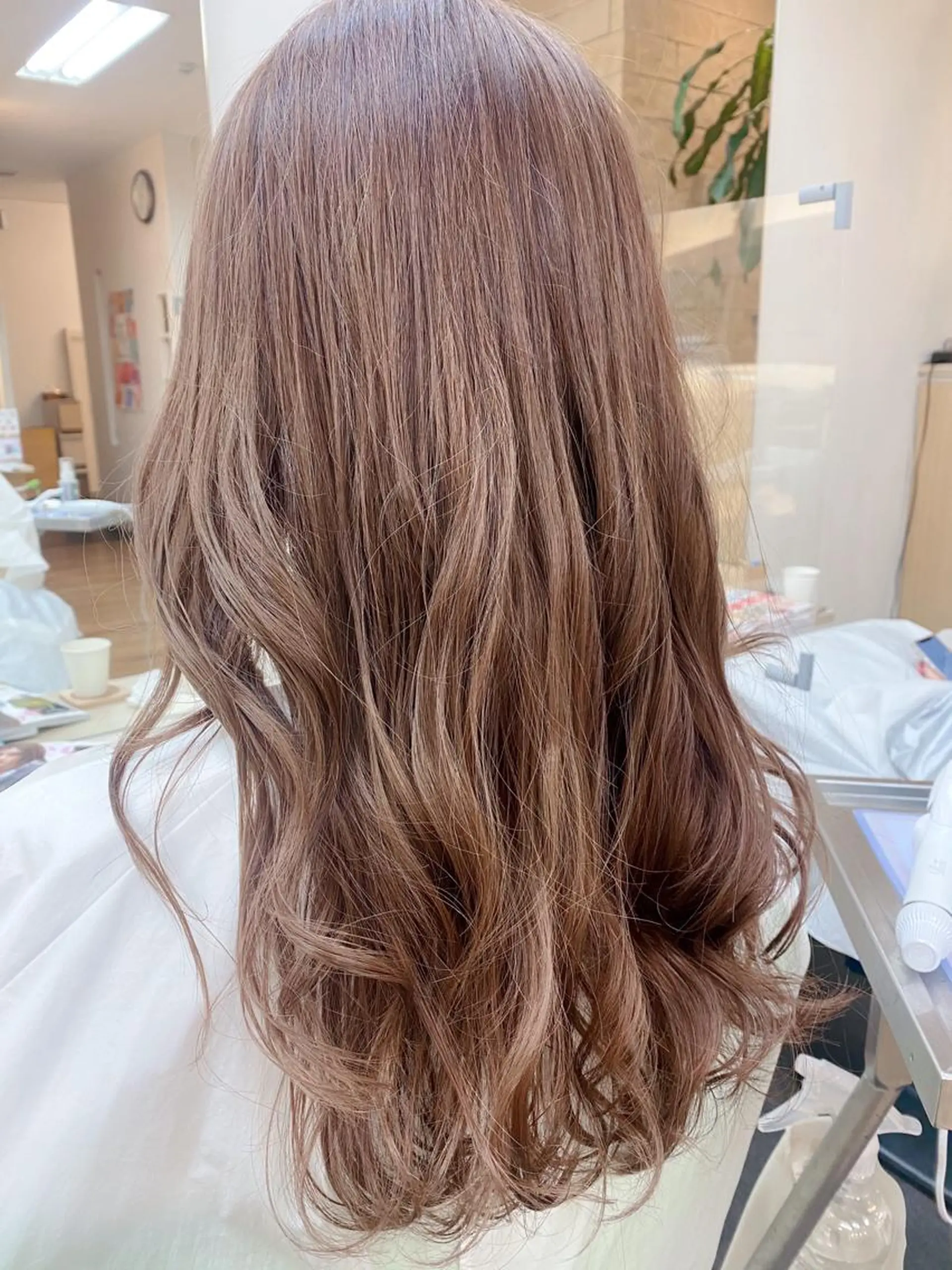 ロング カラー ベージュカラー ブリーチ ブリーチなしカラー ピンクカラー ピンクベージュ 宇賀 芹加のヘアスタイル