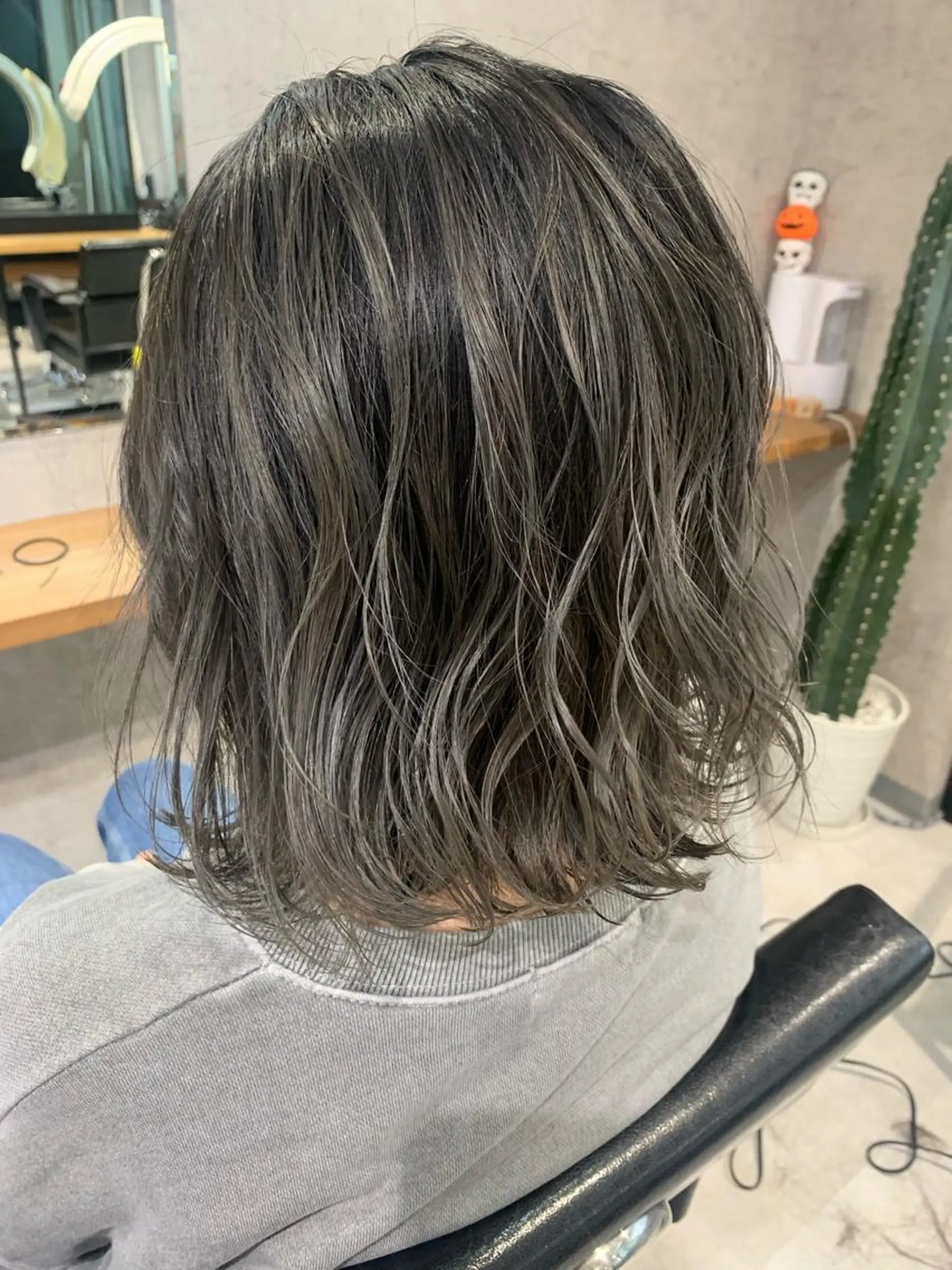 ショート カラー ダークシルバー シルバー PARK by CREAM所属・松井那津子 /ハイライトブリーチのヘアスタイル