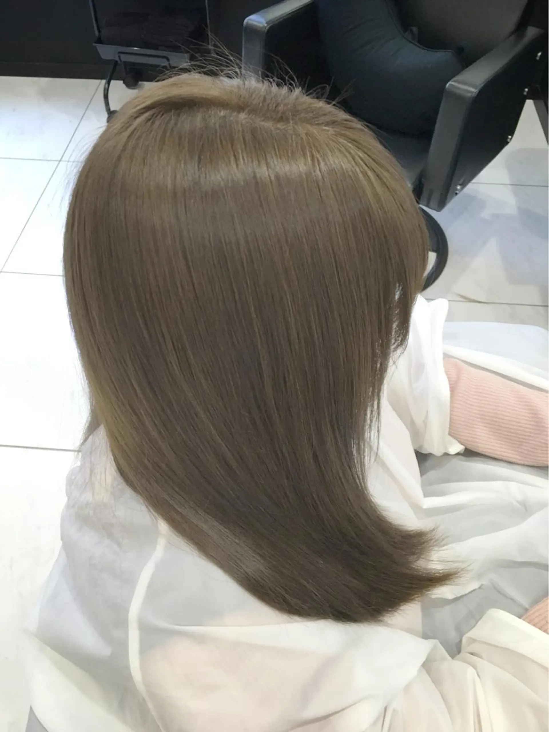 ミディアム カラー アッシュ ブリーチ 透明感カラー ミルクティーアッシュ 🦖店長🦖pino #しのだスペシャルのヘアスタイル