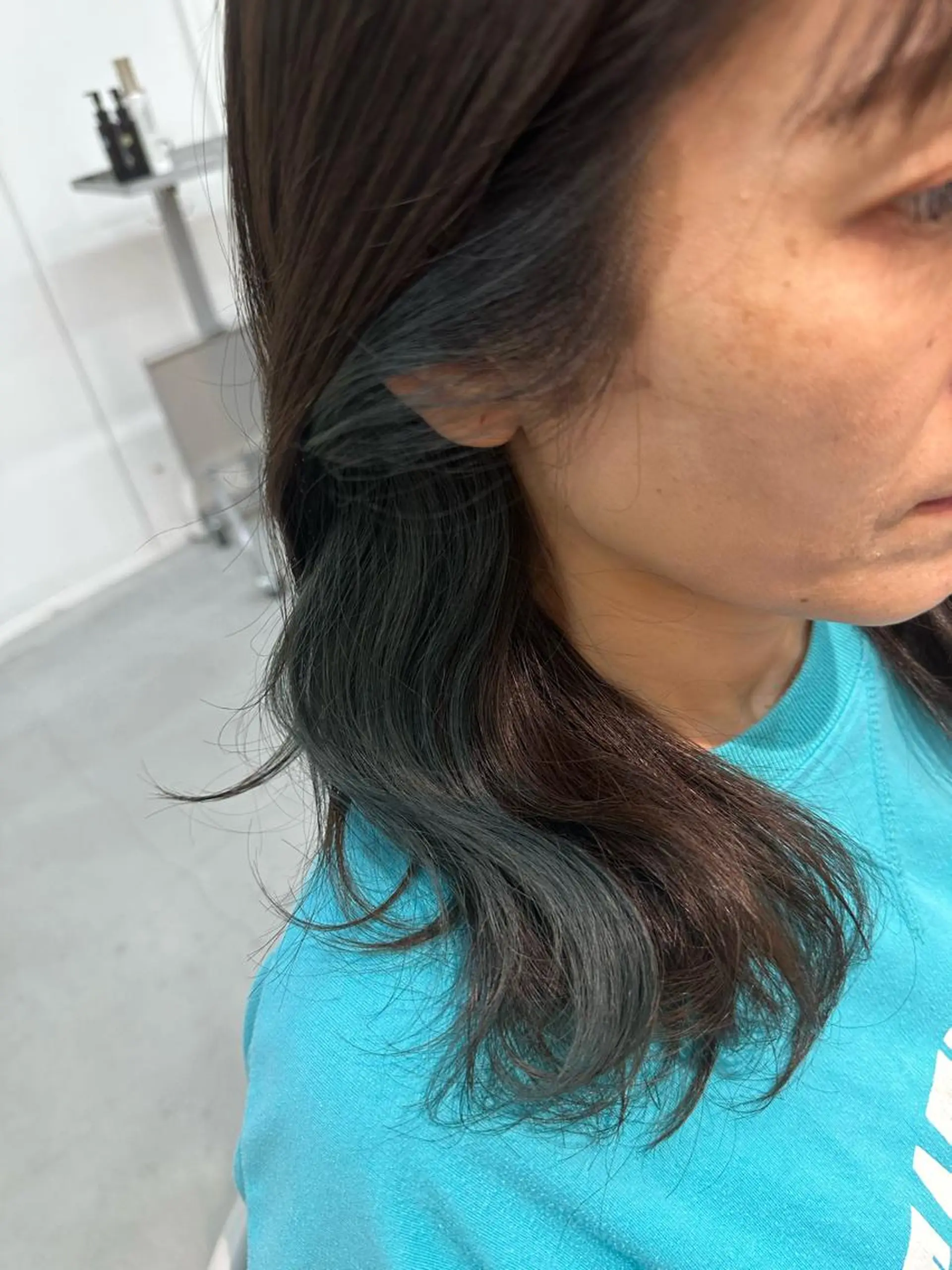 セミロング カラー ブルーカラー 松本 莉央のヘアスタイル