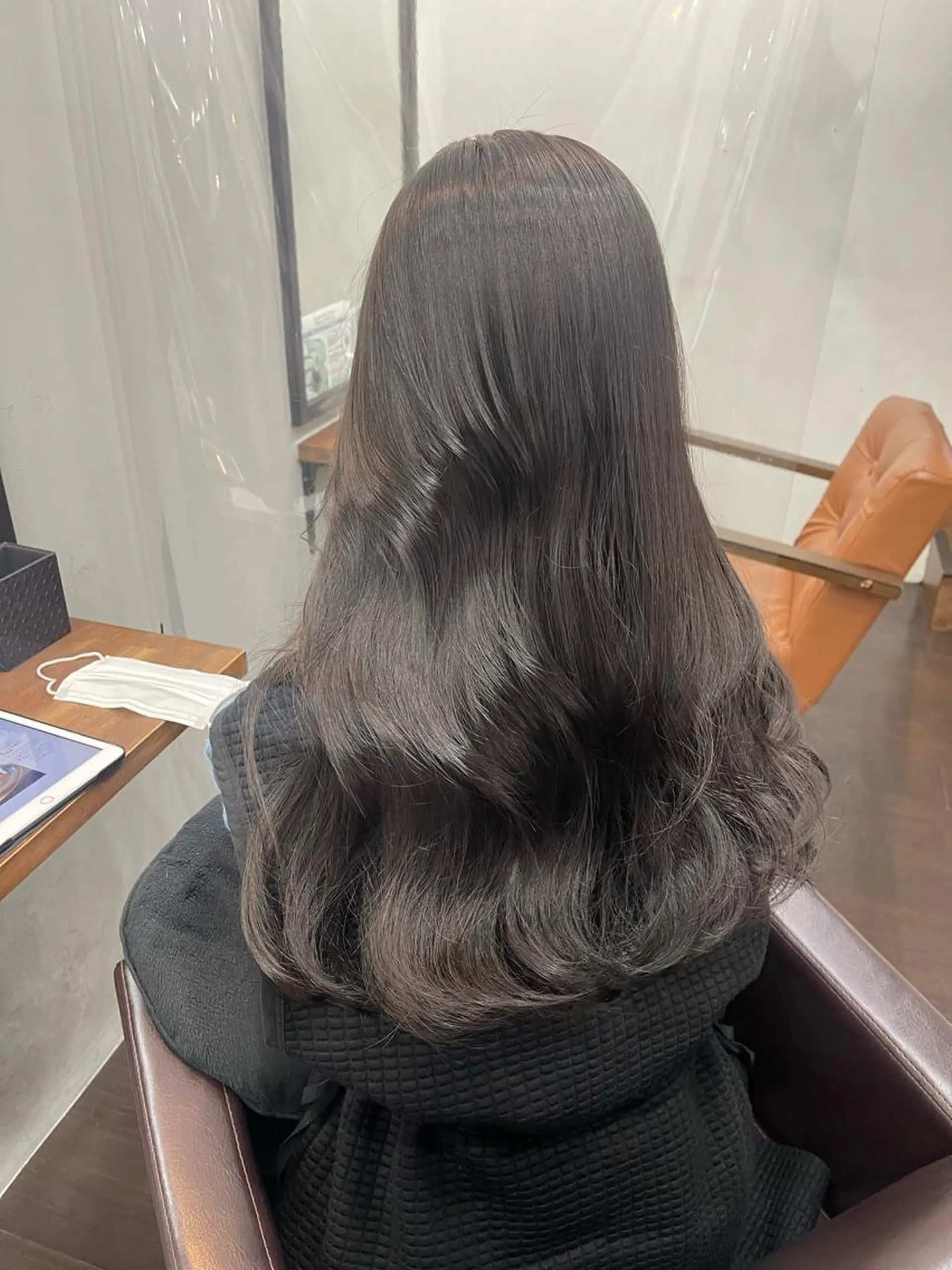 セミロング カラー グレージュ カット 縮毛矯正 トリートメント 難波 茜のヘアスタイル