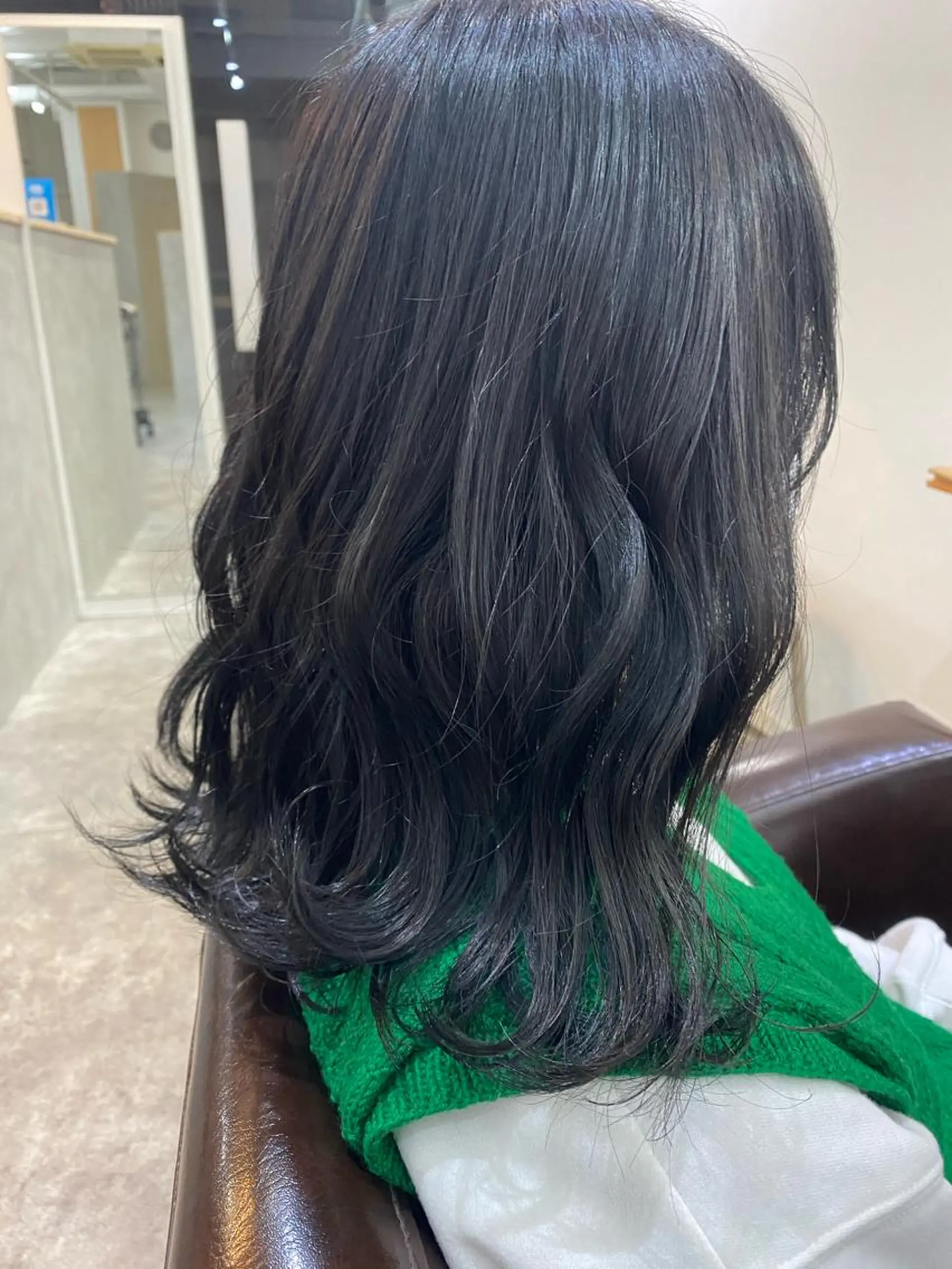 セミロング カラー 黒髪 ブルーカラー ブルーブラック カット ヘアカラー トリートメント 森貴裕/ベージュ/ パーマ/オリーブのヘアスタイル