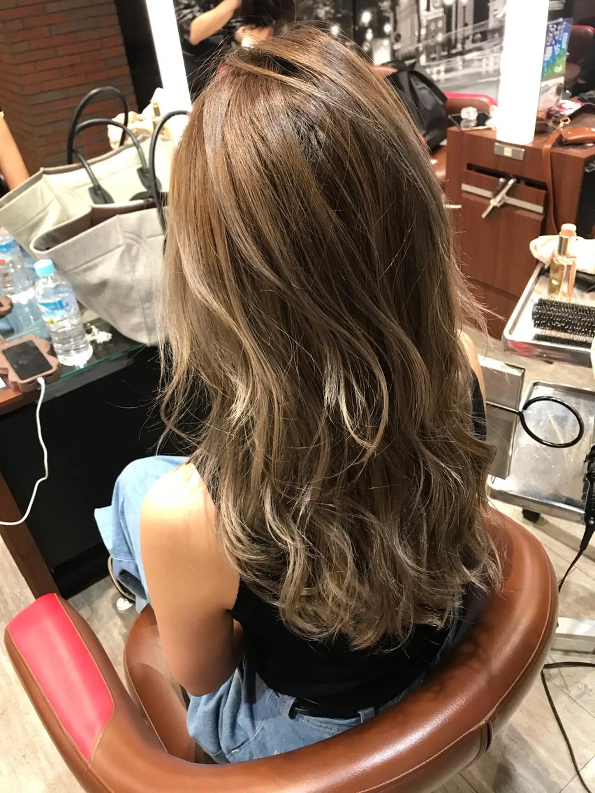 ミディアム カラー アッシュ アッシュグレー アッシュグレージュ バレイヤージュ ベージュカラー 髪質改善カラー韓国風 レイヤーtudaのヘアスタイル