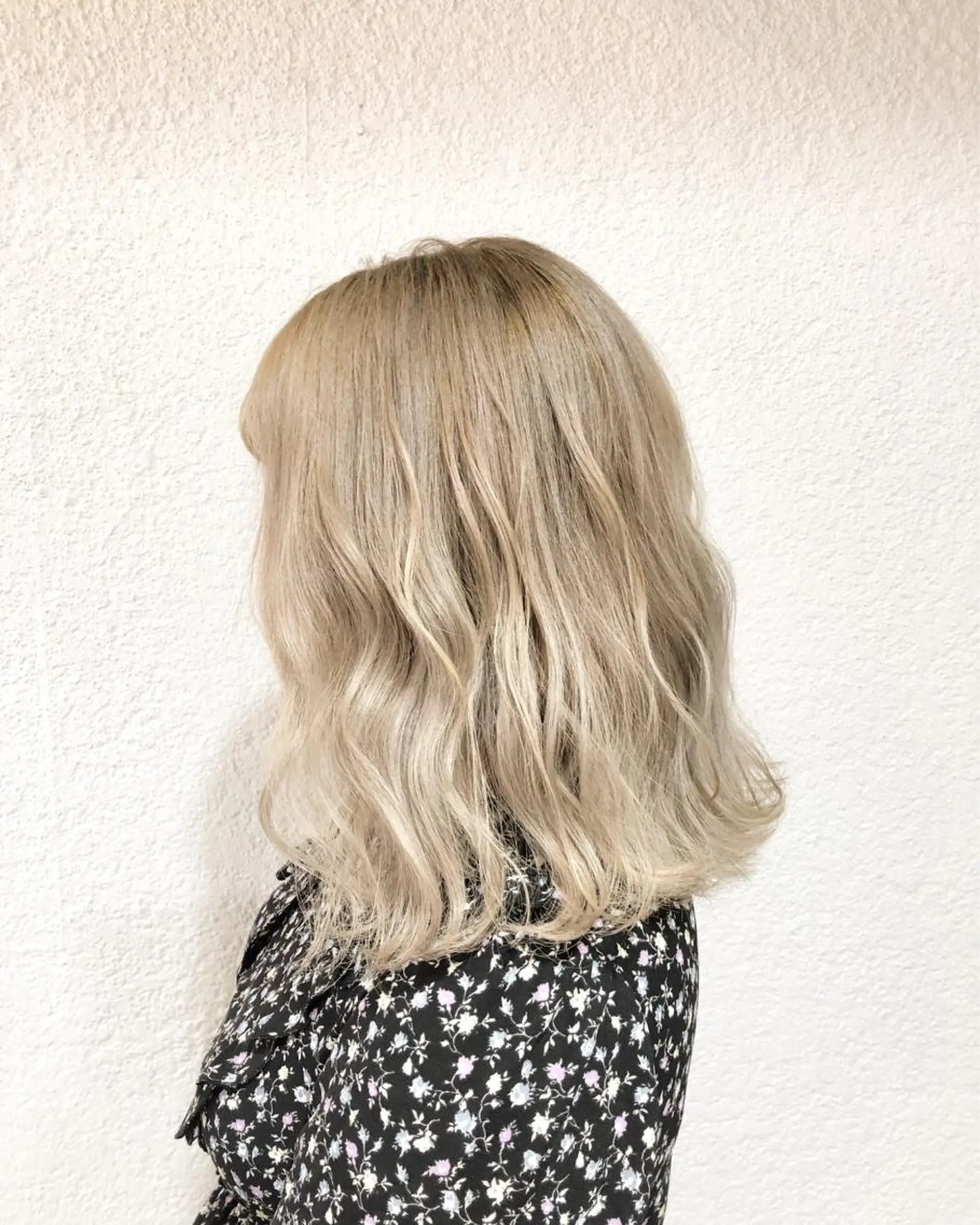 セミロング カラー ブリーチ ブロンド ホワイトブロンド 髪質改善で 憧れの潤艶美髪にのヘアスタイル