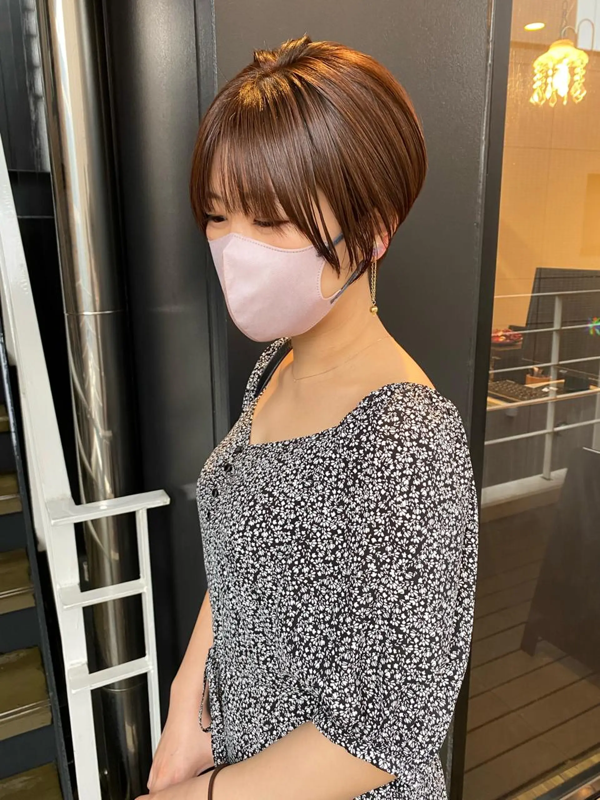 ショート 韓国🇰🇷レイヤー カットオリーブカラーのヘアスタイル