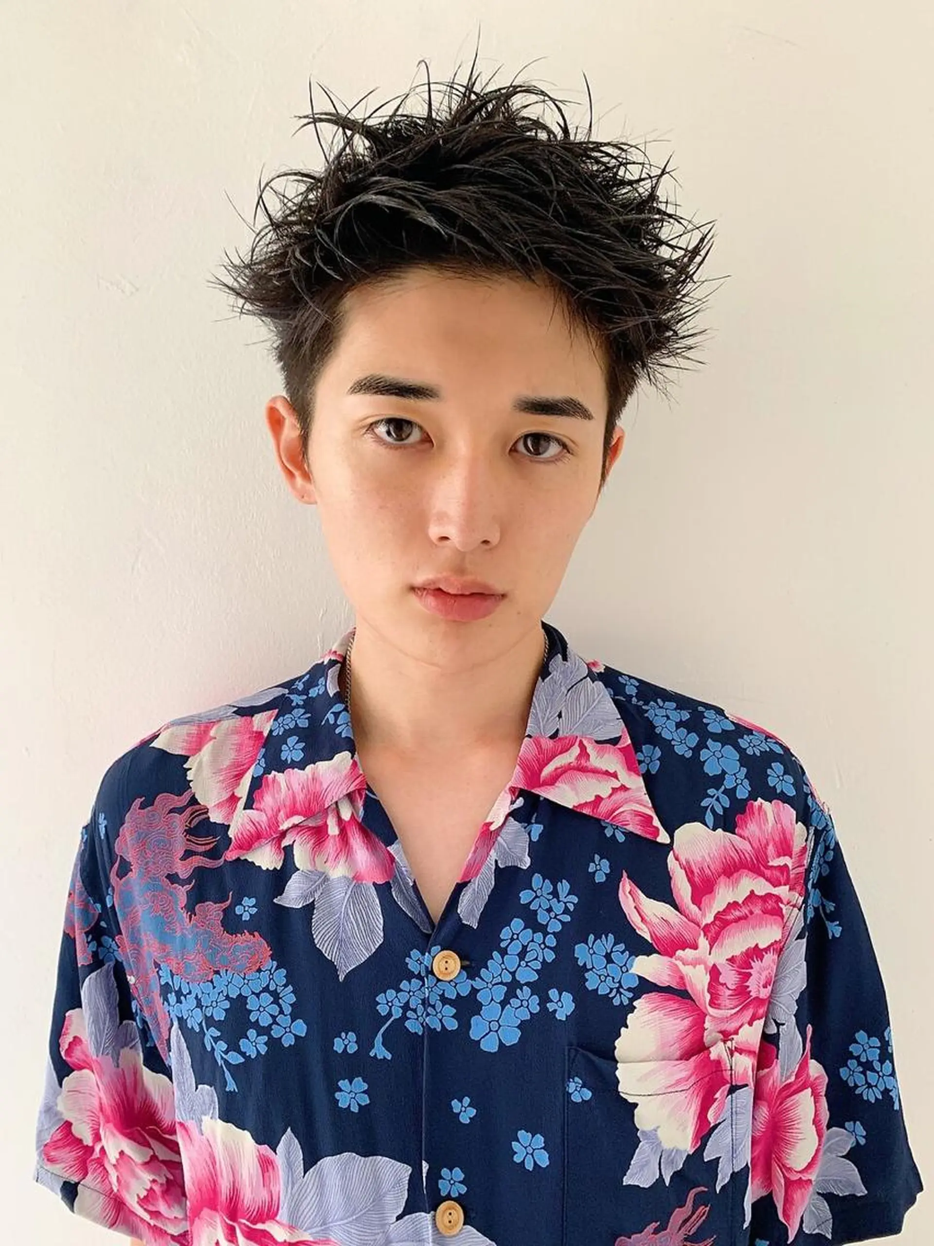 ショート カラー パーマ メンズ メンズバレイヤージュ メンズブリーチ センターパート フェードカット メンズハイライト スパイラルパーマ 🌐hina⭐️のヘアスタイル