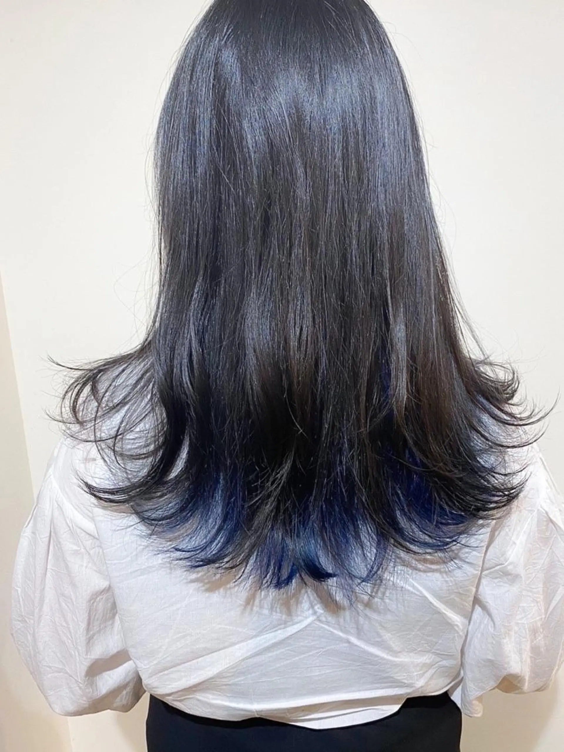 セミロング カラー 黒髪 ブルーカラー ネイビーカラー COLO✨️ 白川綺香のヘアスタイル