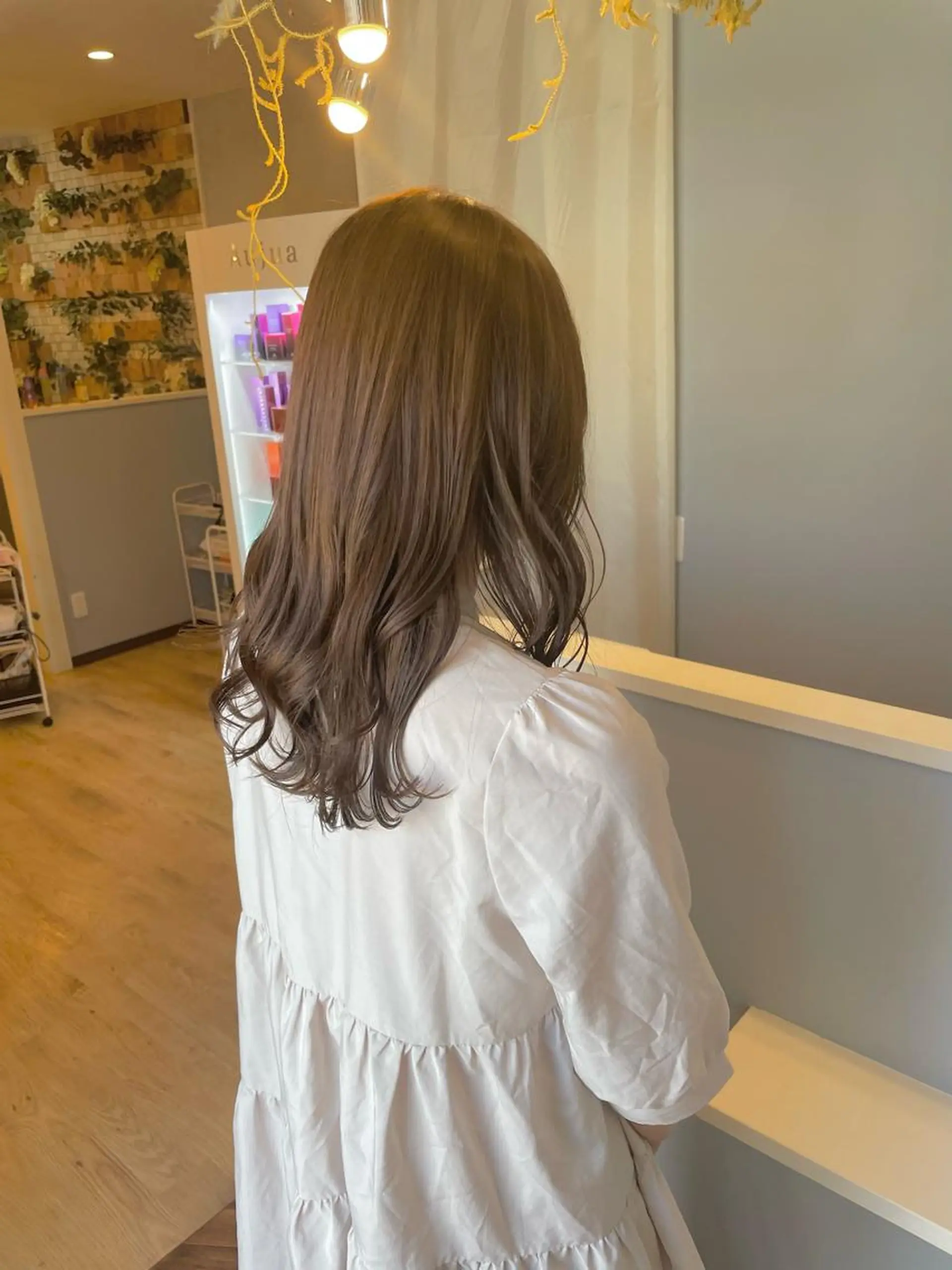 セミロング カラー アッシュ ベージュカラー ブリーチ ブリーチなしカラー 神谷 涼のヘアスタイル