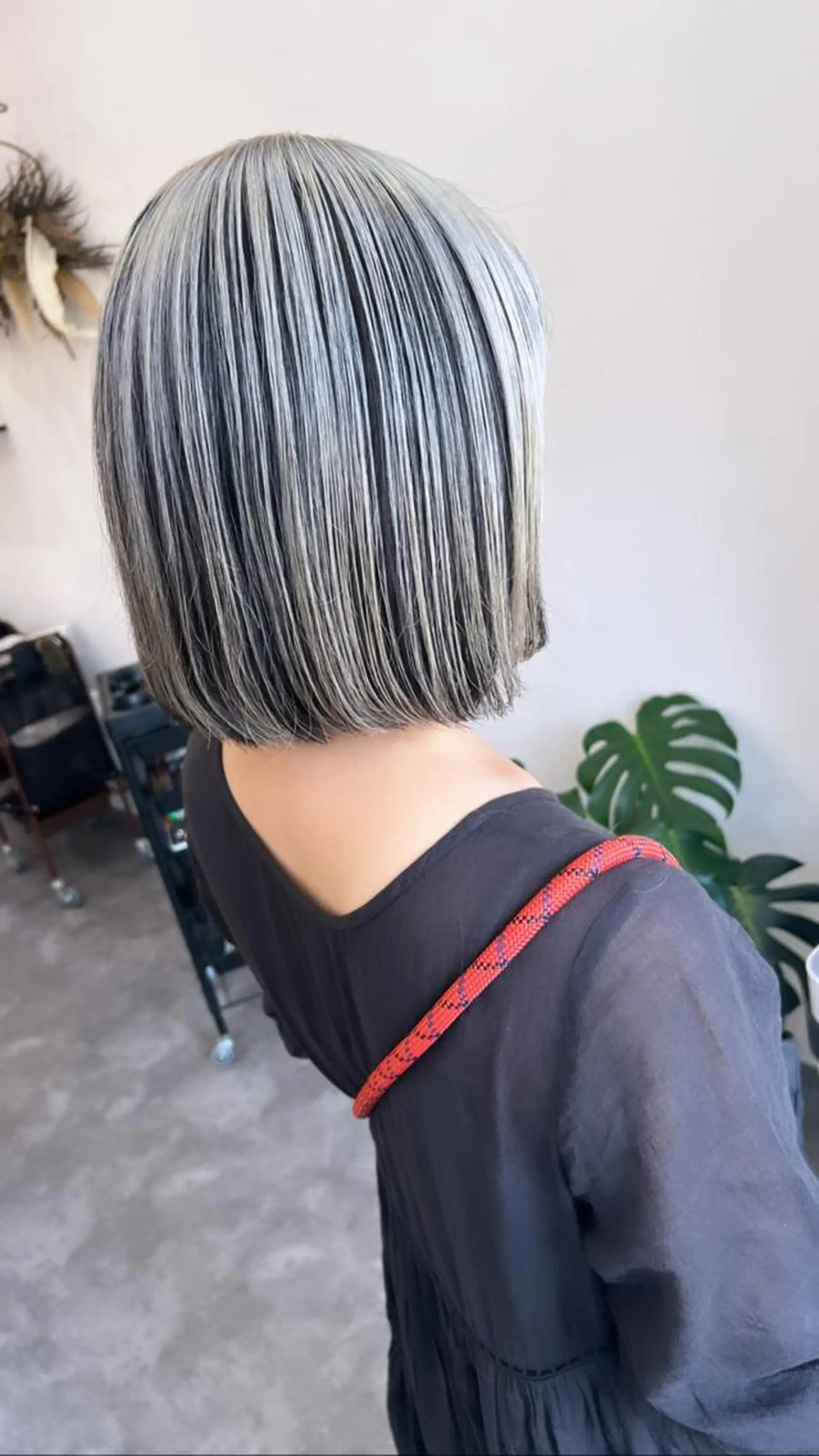 ミディアム カラー ショートボブ ミディアムパーマ ブリーチ デザインカラー ハイライトカラー 村岡 芽衣のヘアスタイル