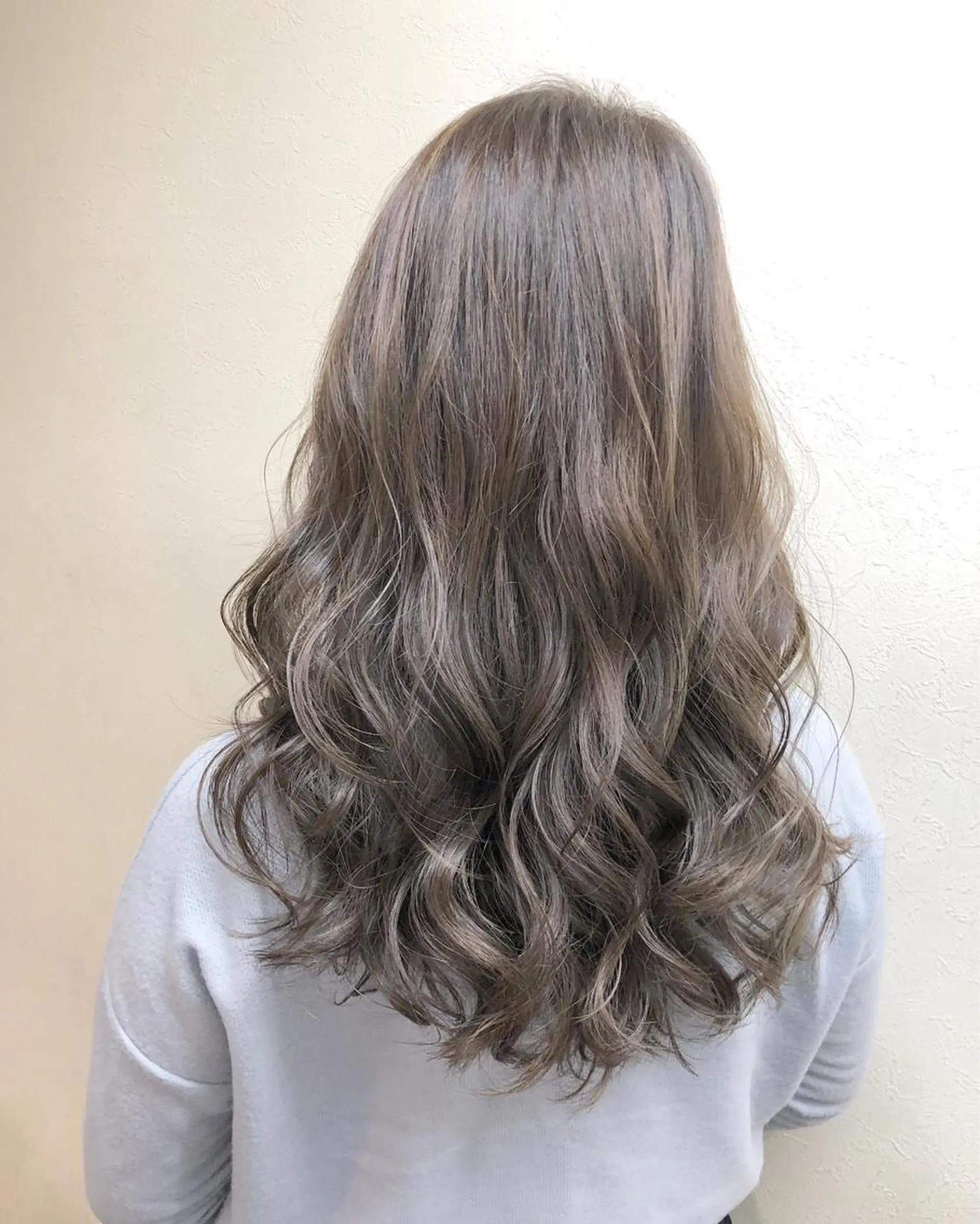 セミロング ハイライト ヤマグチ ヒカルのヘアスタイル